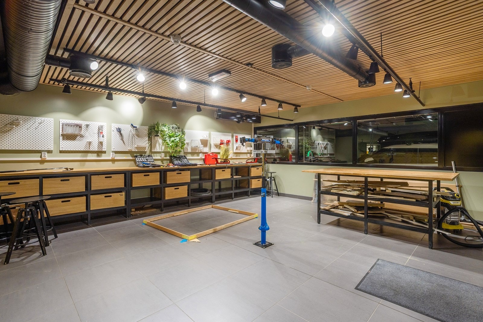 I tillegg får du tilgang på et praktisk hobbyrom. Her får du mulighet til enkel snekring, smøre ski eller skru sykkel. Galleribilde