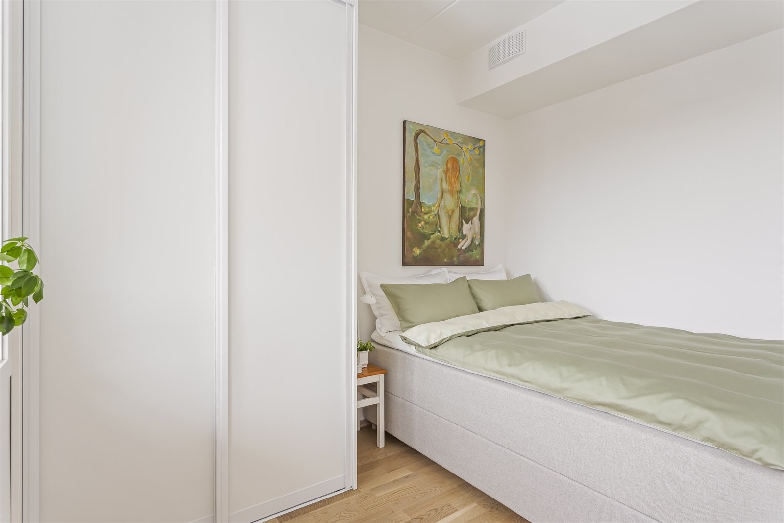 Soverommet har god plass til å innrede med seng, nattbord og garderobeskap. Galleribilde