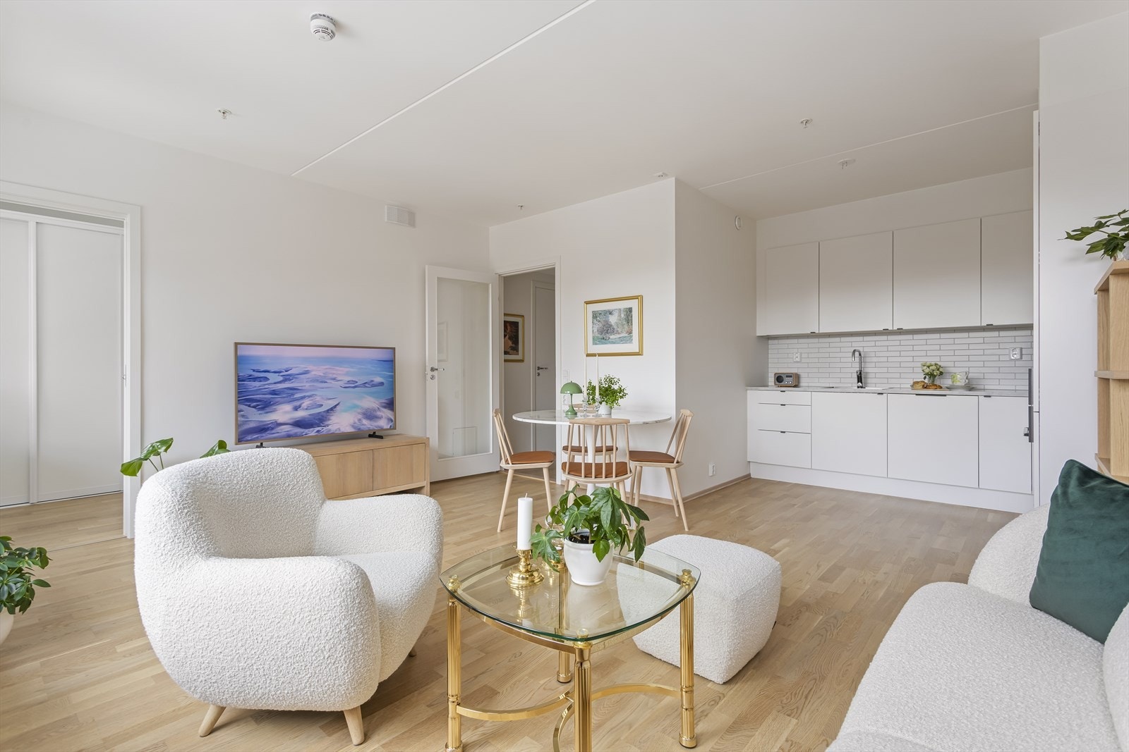 Stuen oppleves som lys og romslig med god plass til å møblere i flere soner. Galleribilde