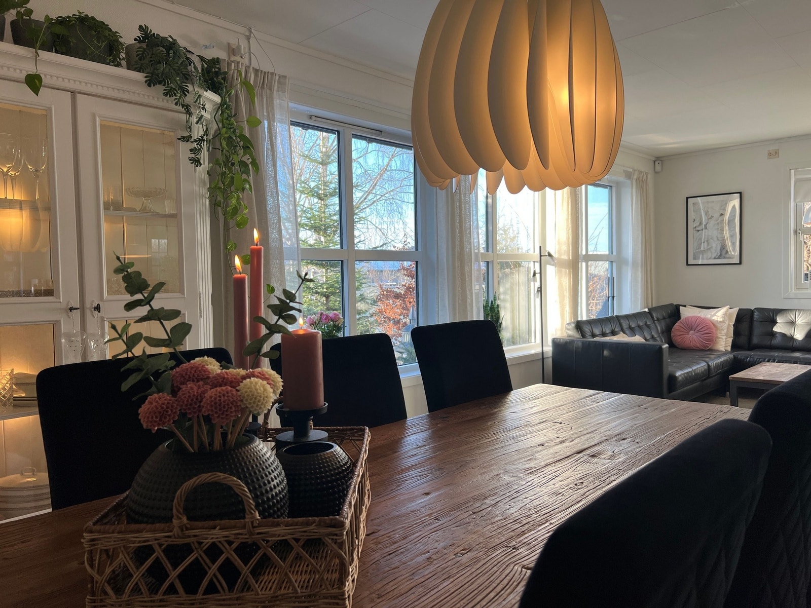 Åpen og sosial løsning mellom stue og spiseplass. Galleribilde