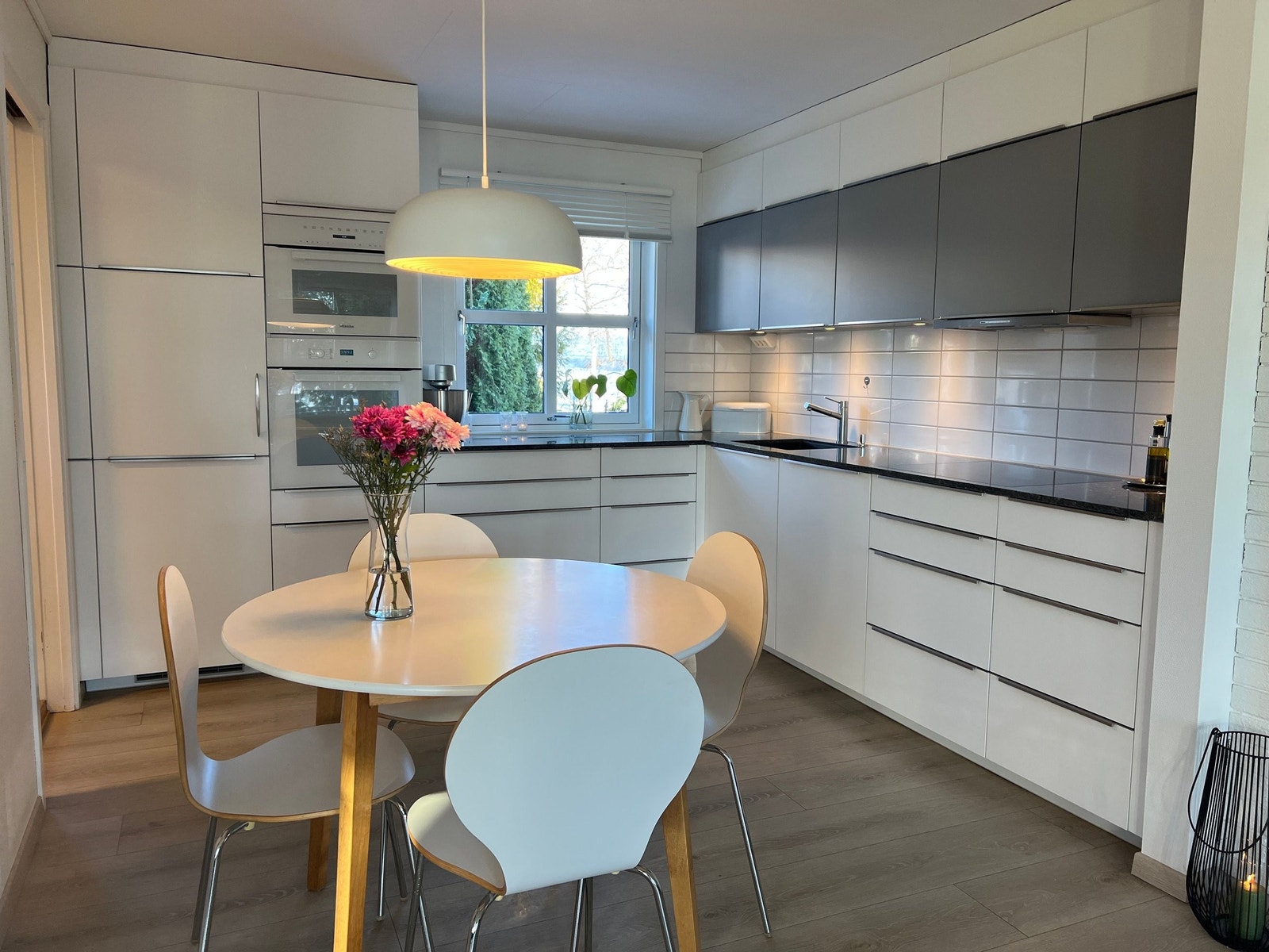 Praktisk kjøkken med god skap- og benkeplass. Galleribilde