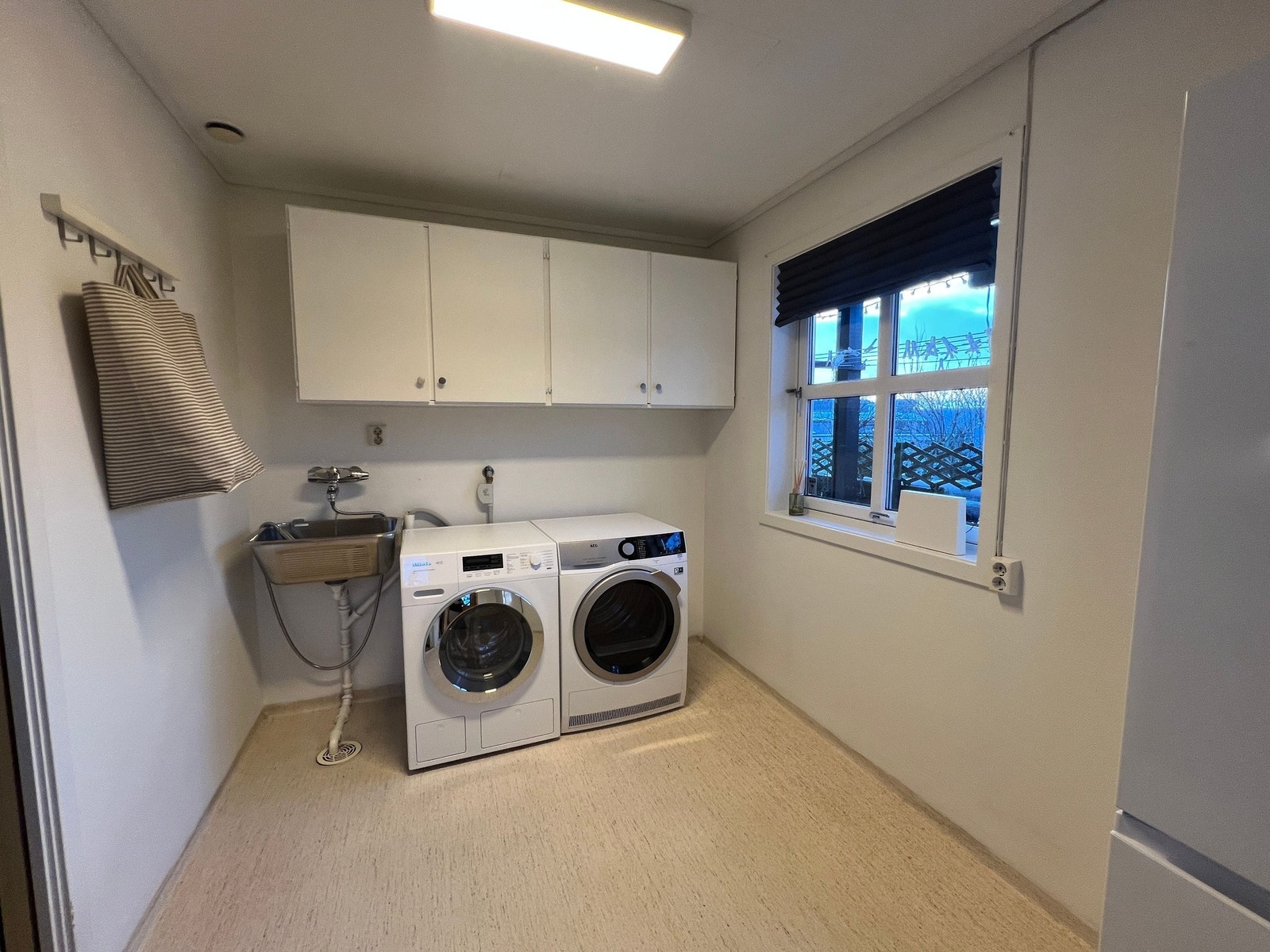 Eget vaskerom på 6,5m² med god oppbevaringsplass og utvendig adkomst. Galleribilde