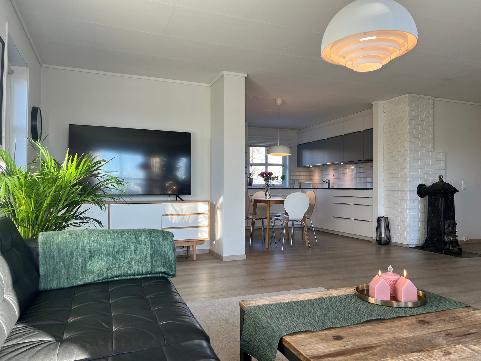 Åpen stue- og kjøkken løsning. Galleribilde