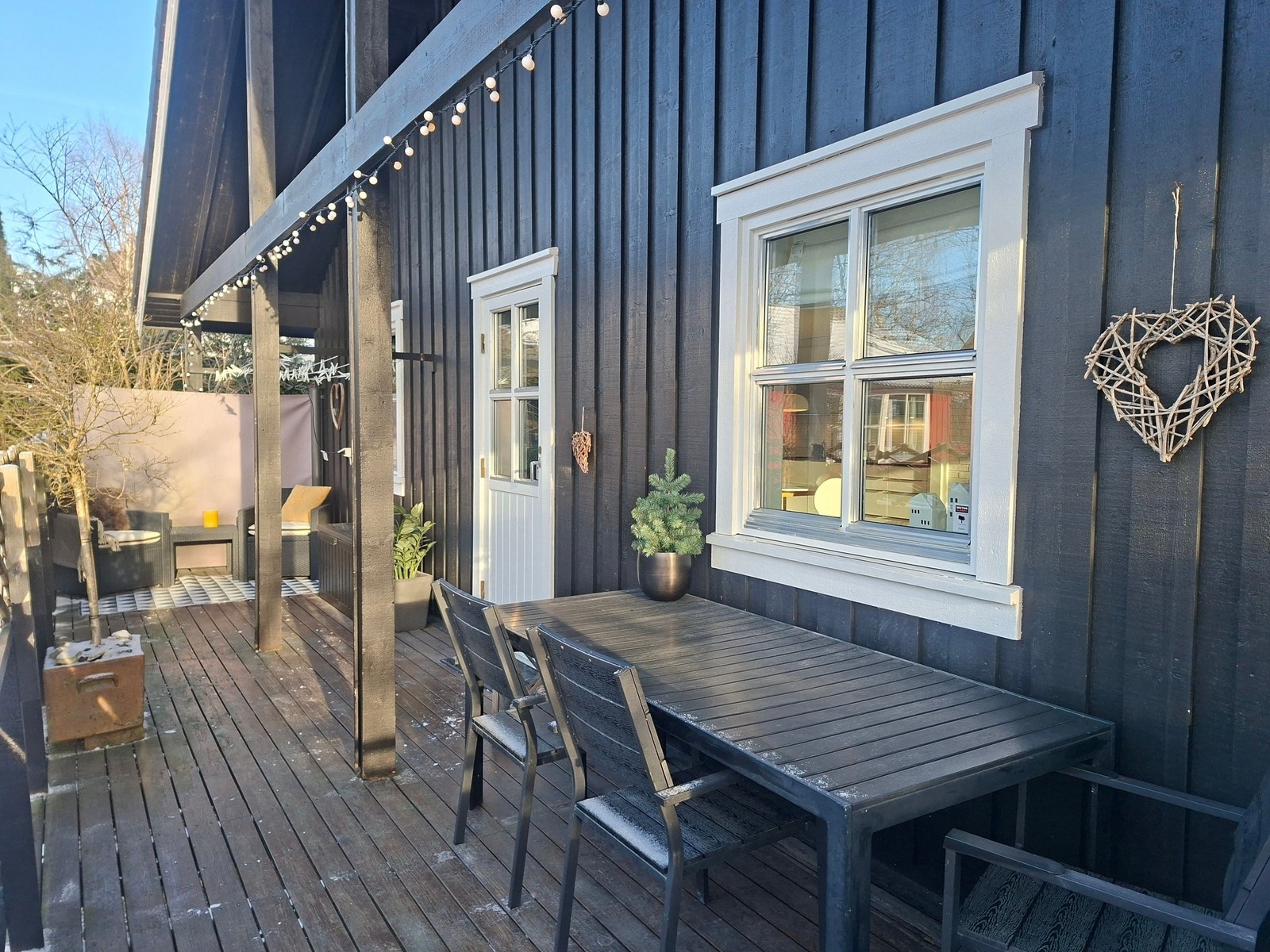 Terrasse med god plass til utemøbler – kan nytes store deler av året. Galleribilde