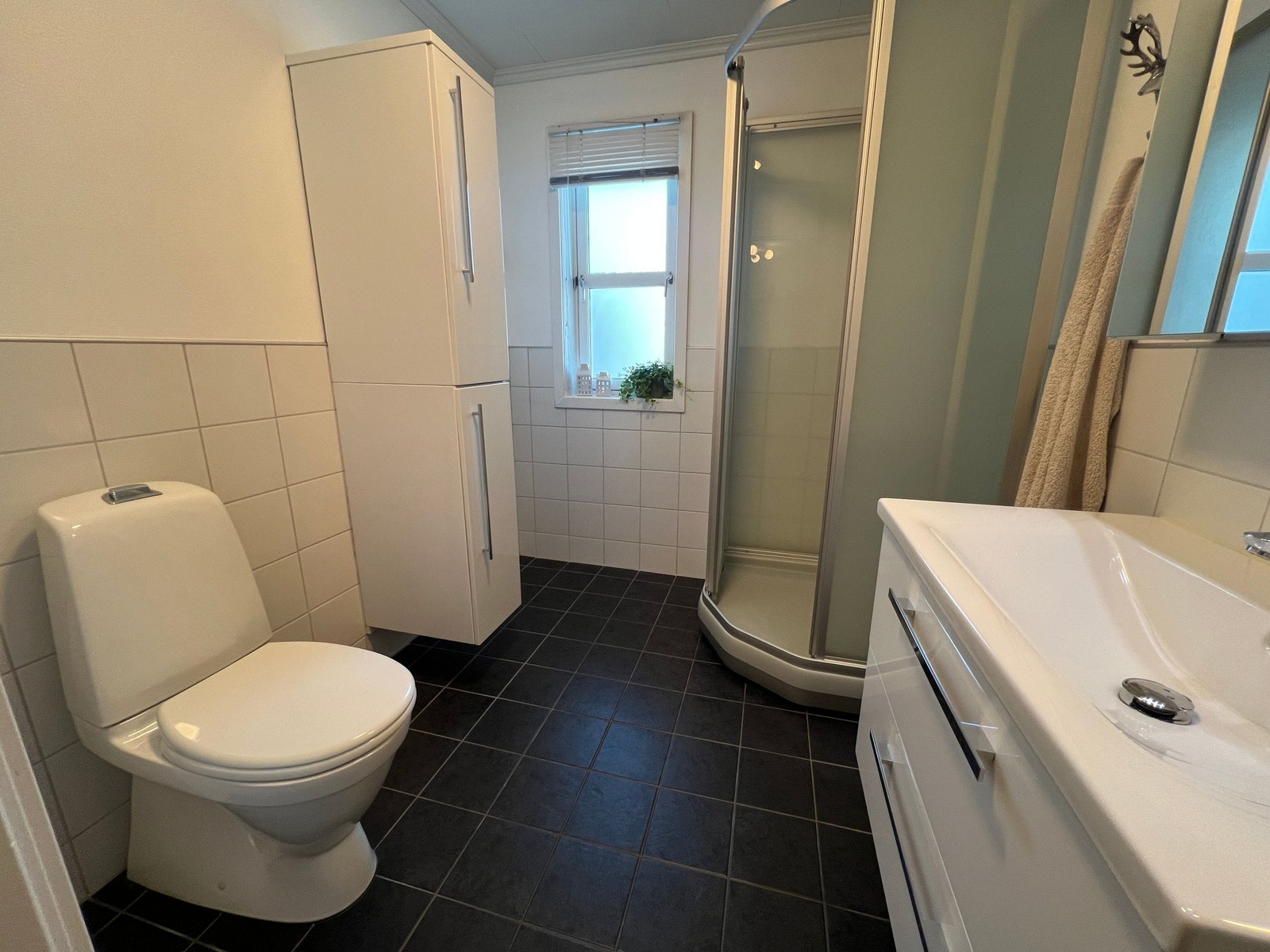 Baderommet er av nyere dato og rommer 4,5m². Galleribilde