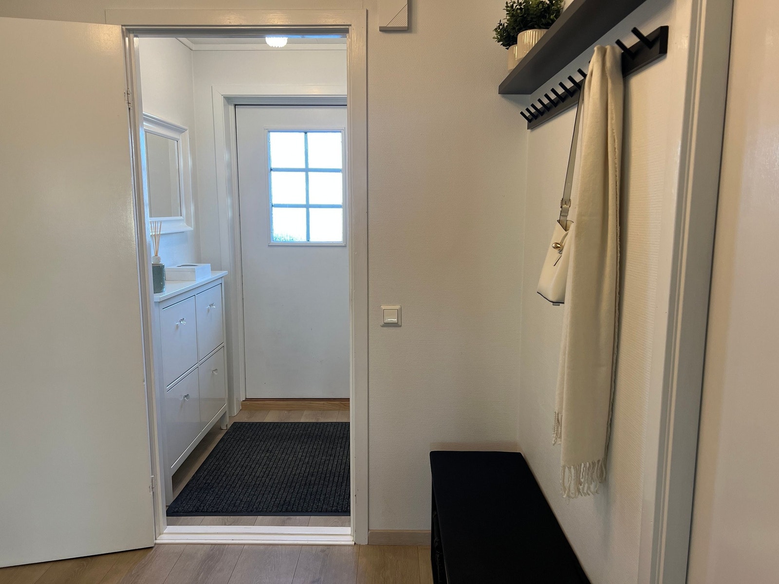 Entre med plass til sko og ytterklær. Galleribilde