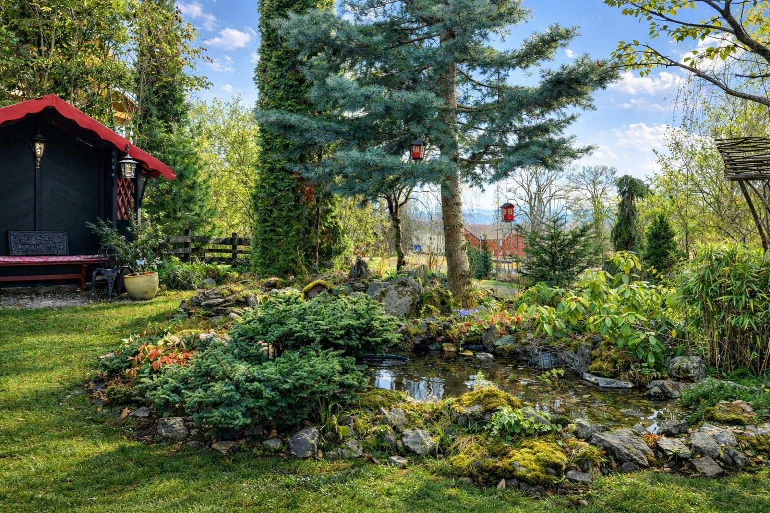 Opparbeidet hage med dekorativ dam og variert beplantning. Galleribilde