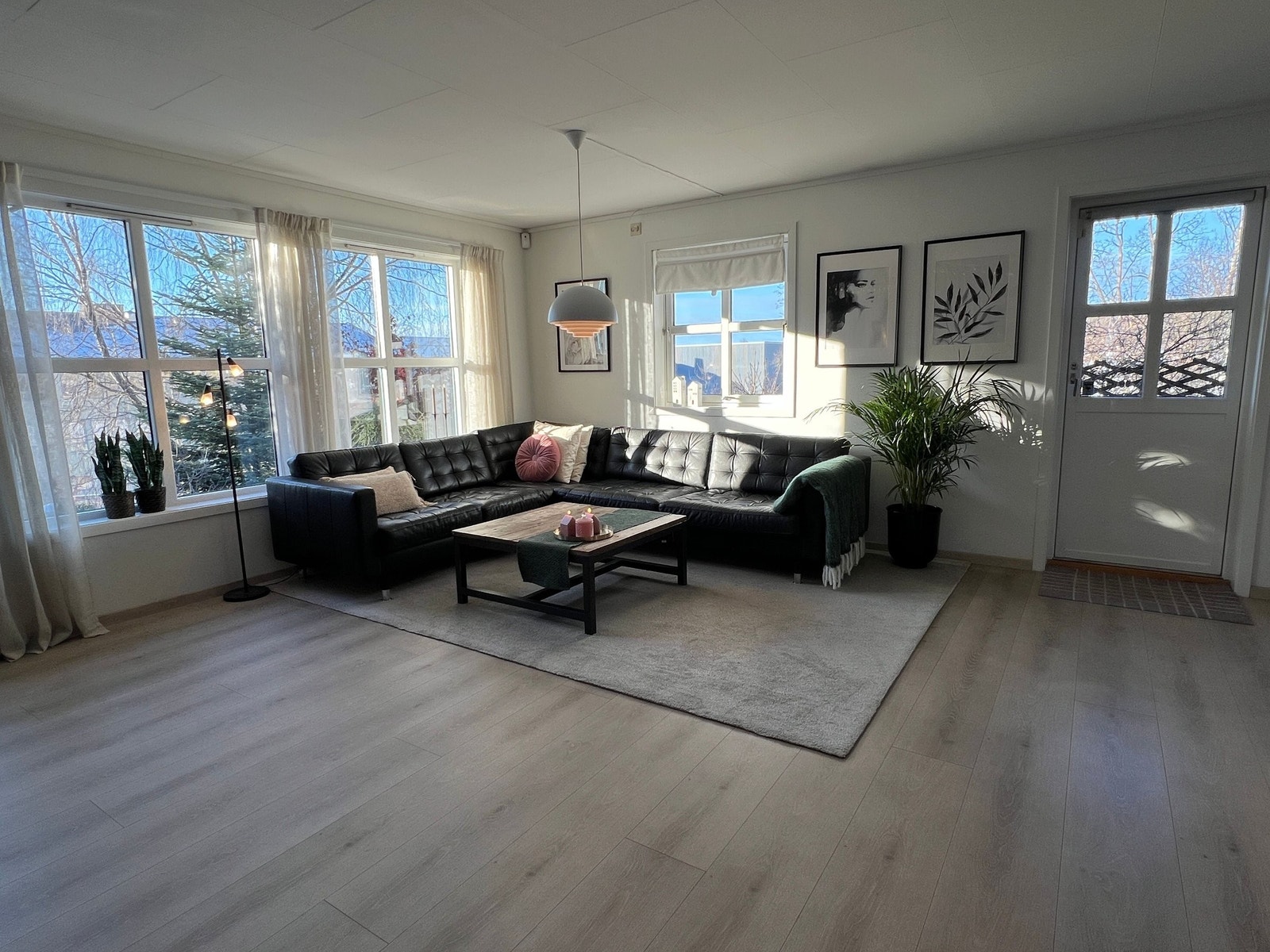 Romslig og lys stue på 37,5m² med store vindusflater. Galleribilde