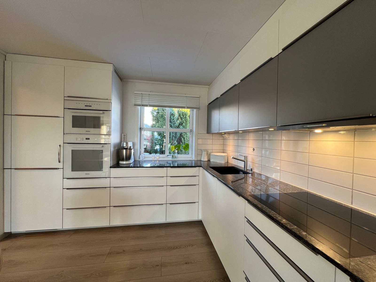 Integrerte hvitevarer fra Miele. Steinbenkeplate i polert labrador. Galleribilde