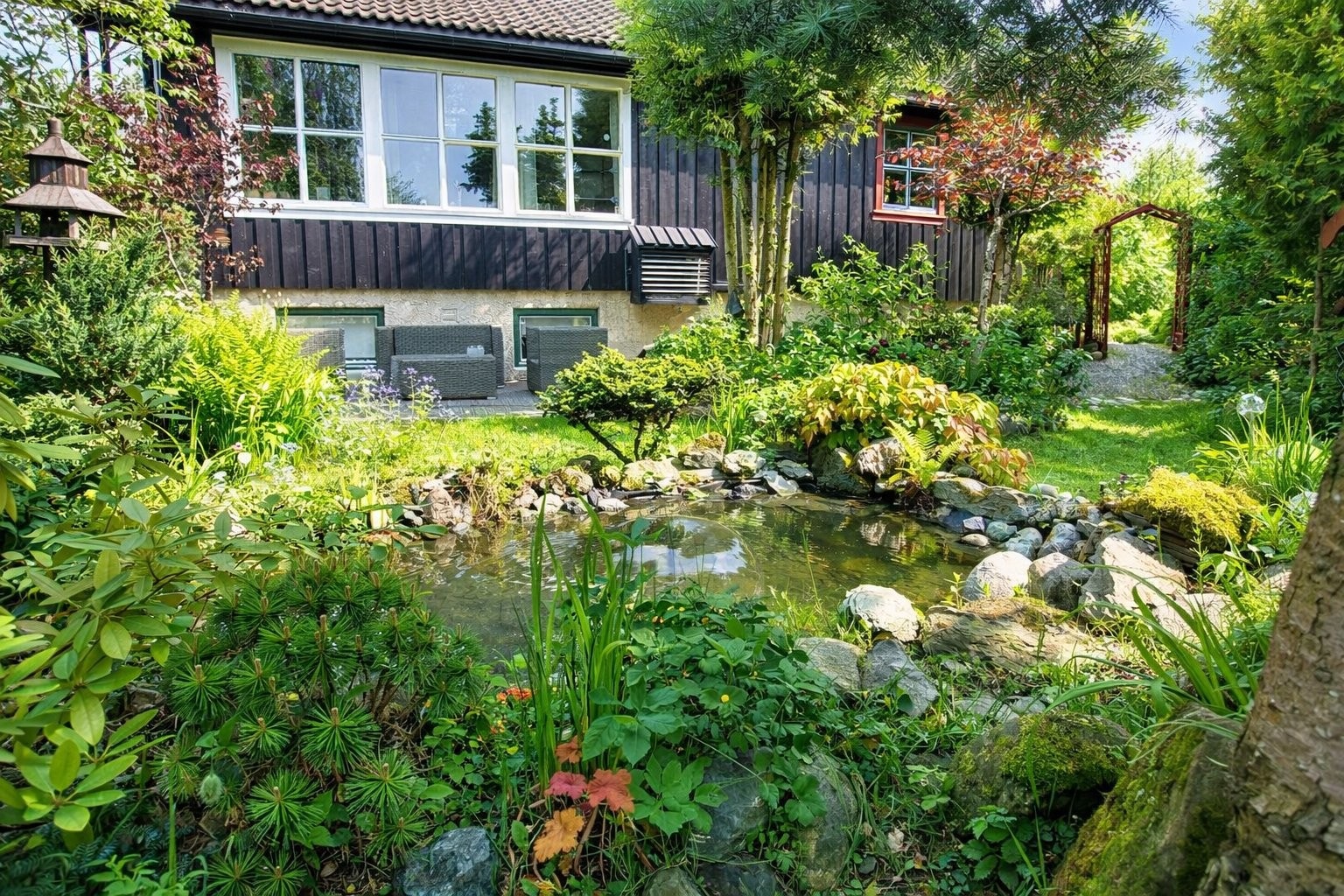 Frodig og skjermet hage med flere naturlige oppholdssoner. Galleribilde