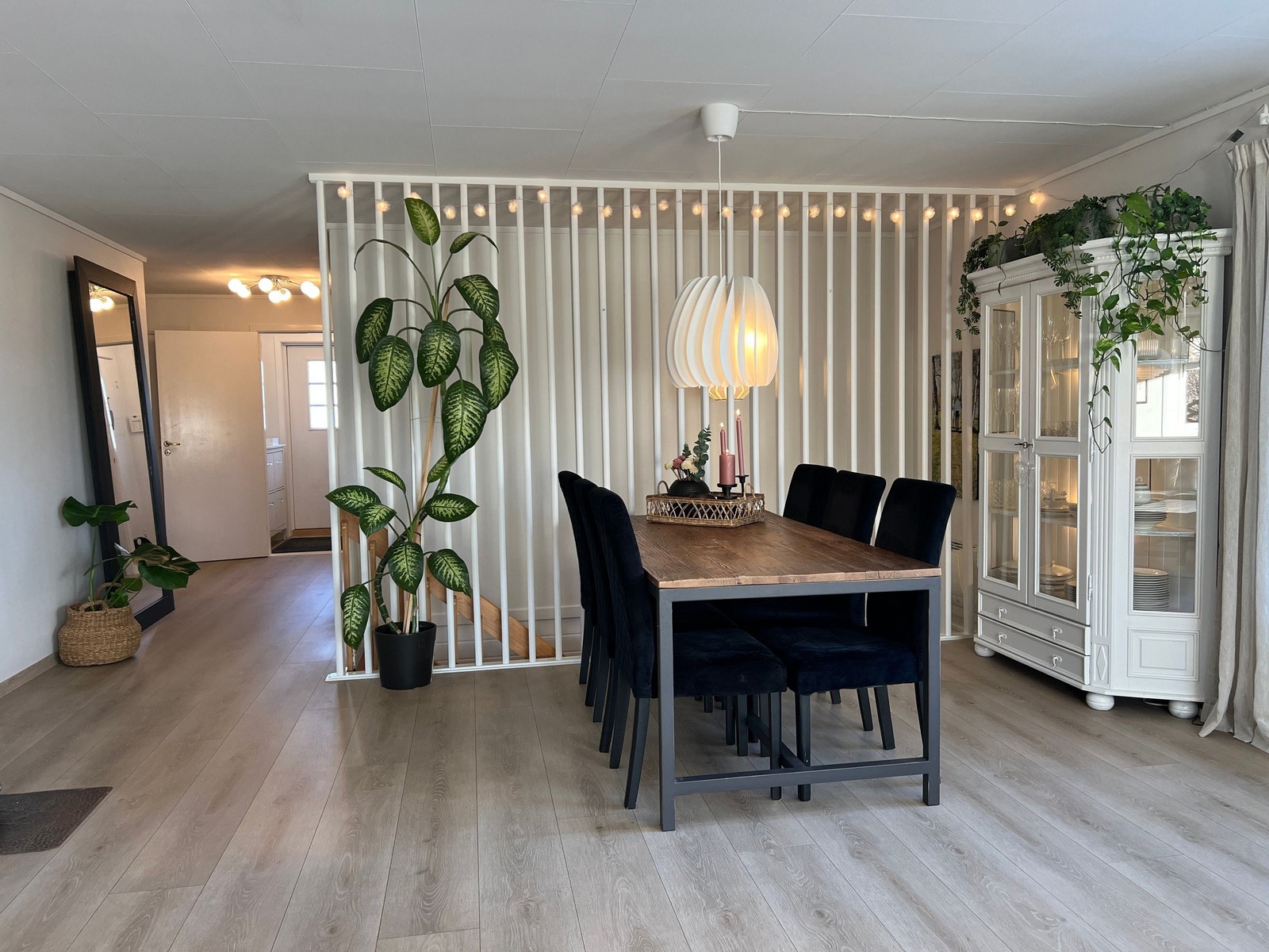 Naturlig samlingspunkt med god plass til spisebord. Galleribilde