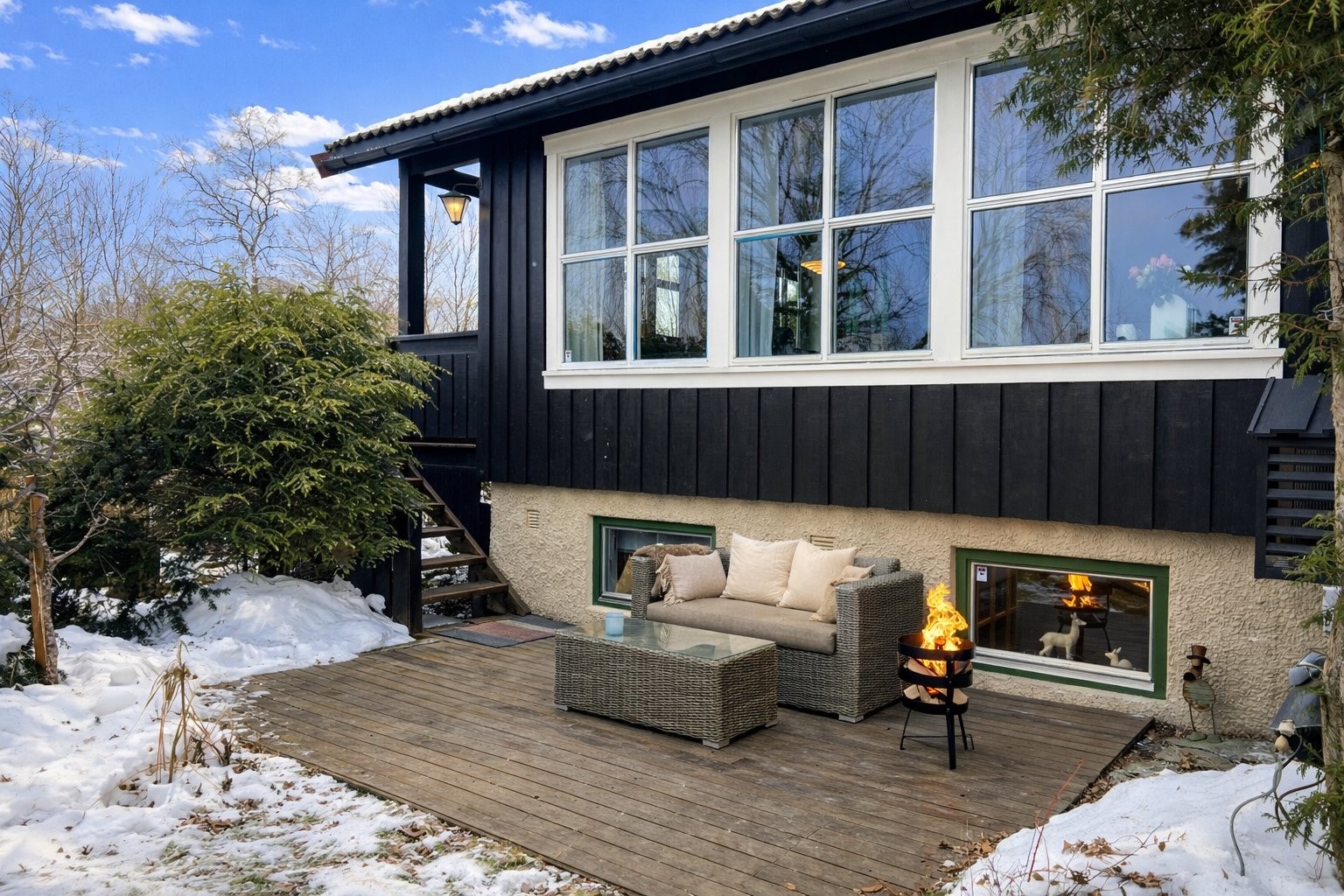 Lun treplatting – perfekt for avslapning og sosiale sammenkomster. Galleribilde