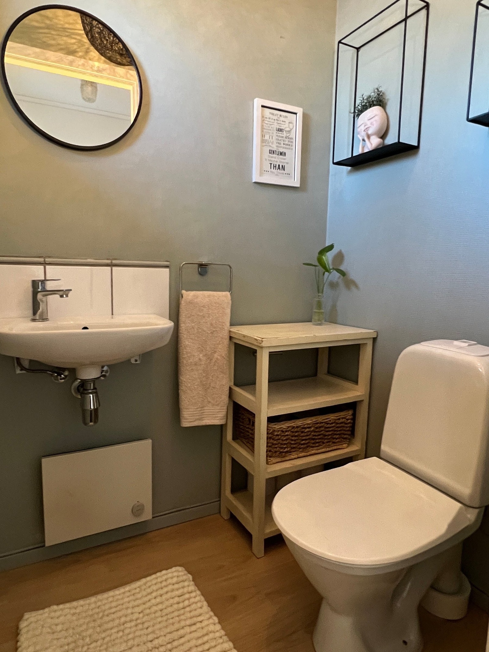 Praktisk toalettrom med servant. Galleribilde