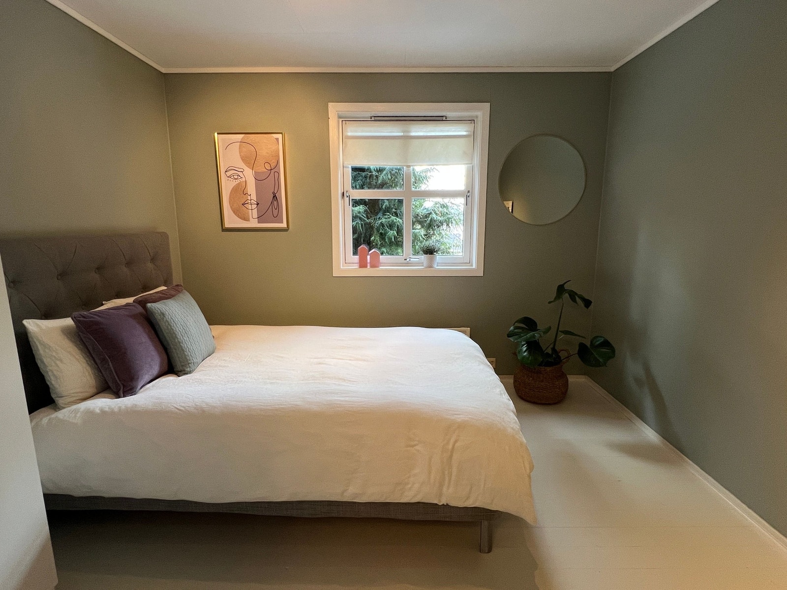 Soverom på 10m². God plass til både dobbeltseng og garderobeløsning. Galleribilde