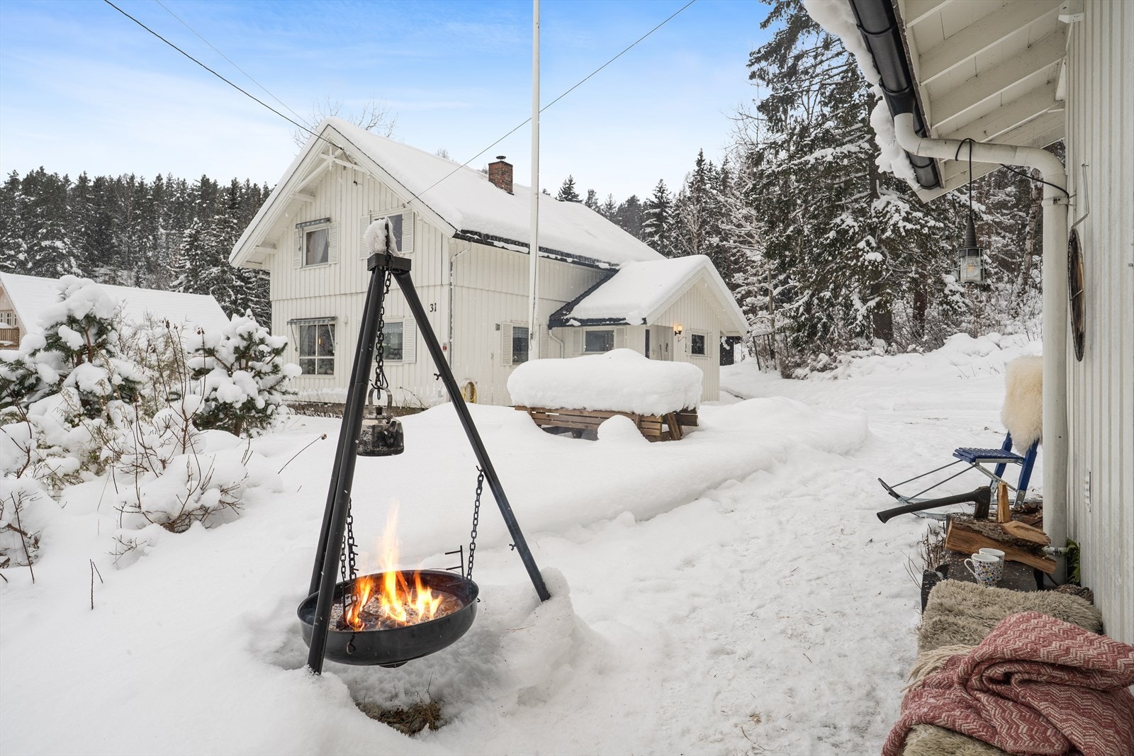 Eiendommen har en fin og solrik beliggenhet med gode utsiktsforhold. Galleribilde