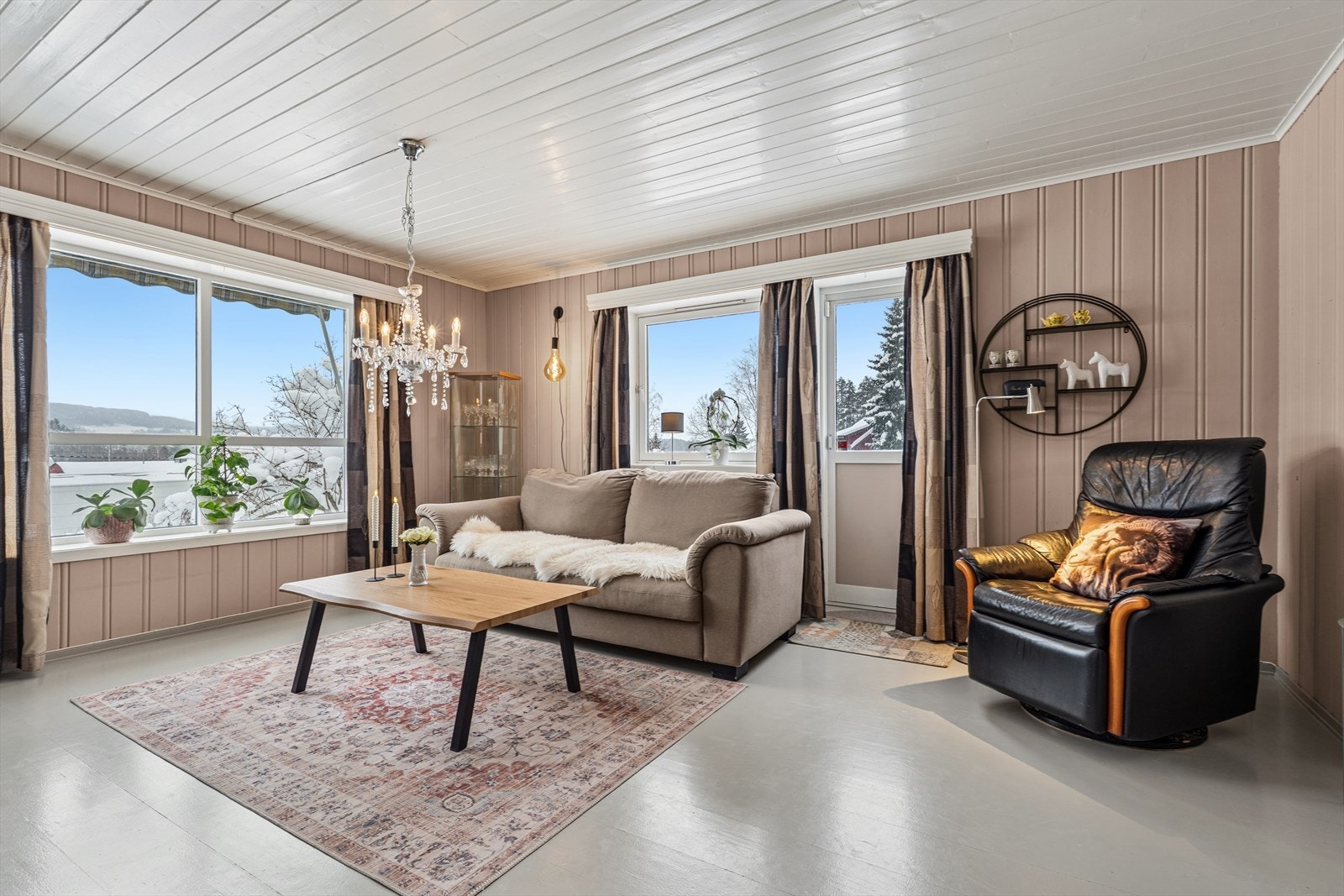 Fra stuen er det direkte utgang til en stor veranda på 28 m². Galleribilde