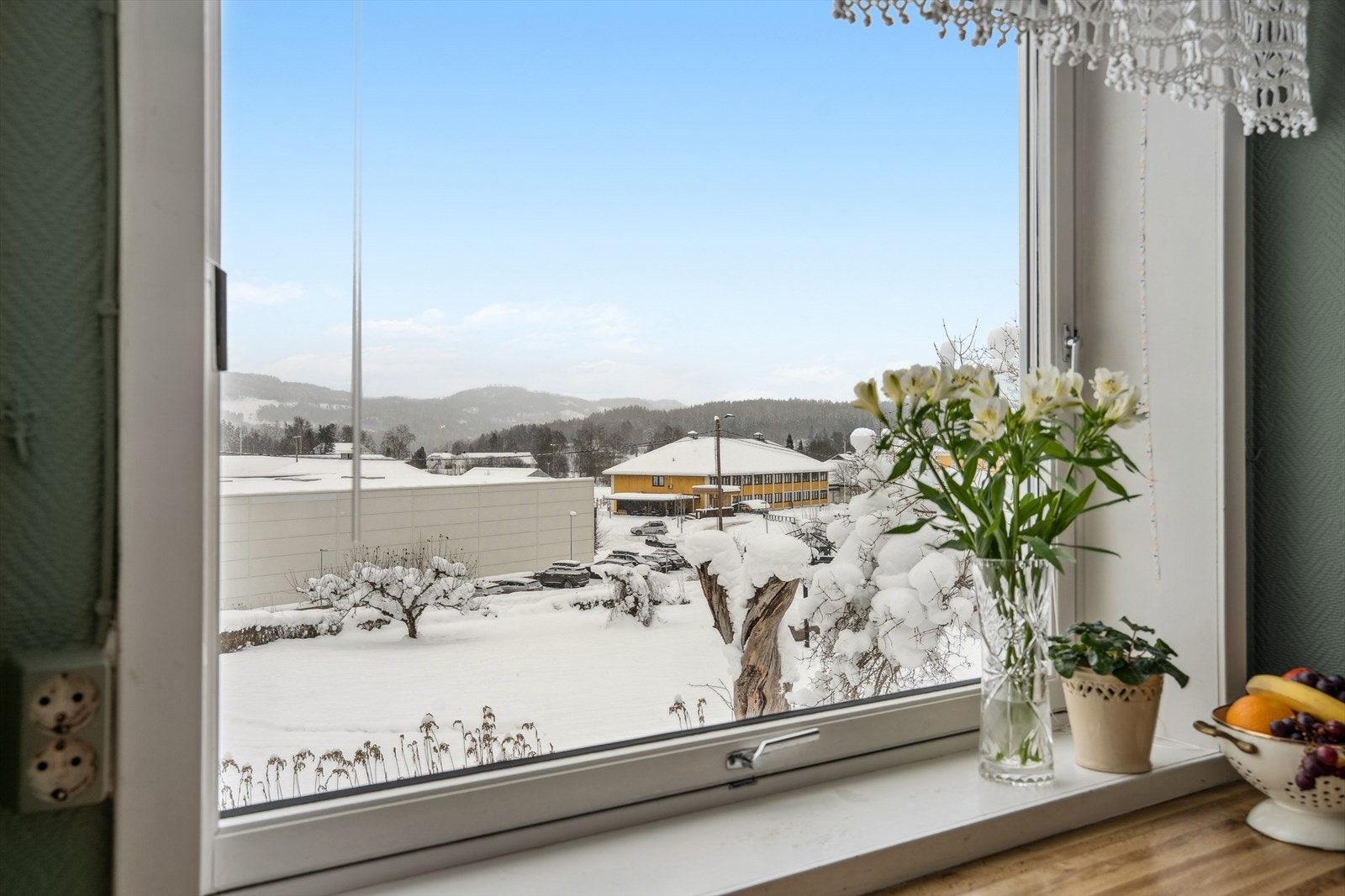 Fra kjøkkenvinduet ser du rett bort på Skotselv skole, som ligger kun 3 minutters gange unna. Galleribilde