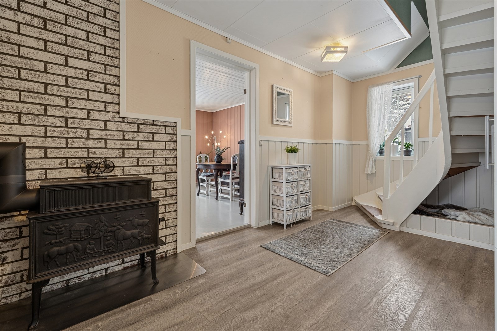 Hallen i første etasje har et ildsted og en tretrapp opp til loftet. Galleribilde