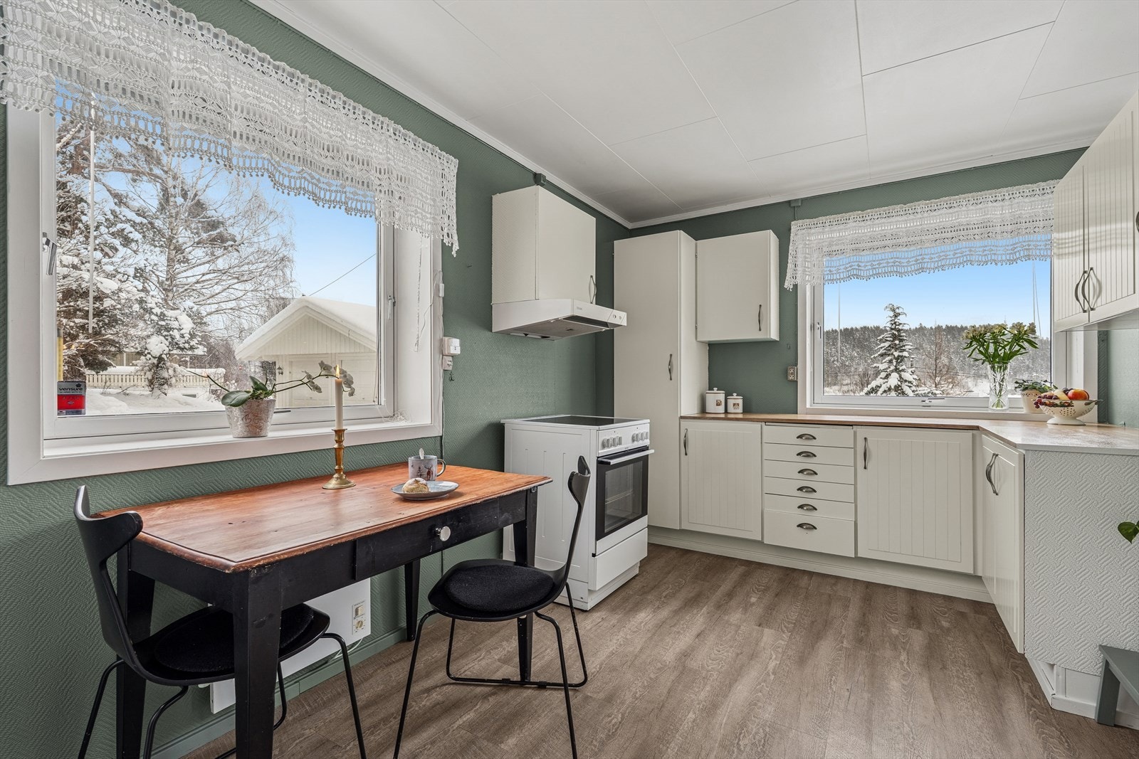 Kjøkkenet har plass til frittstående hvitevarer. Galleribilde