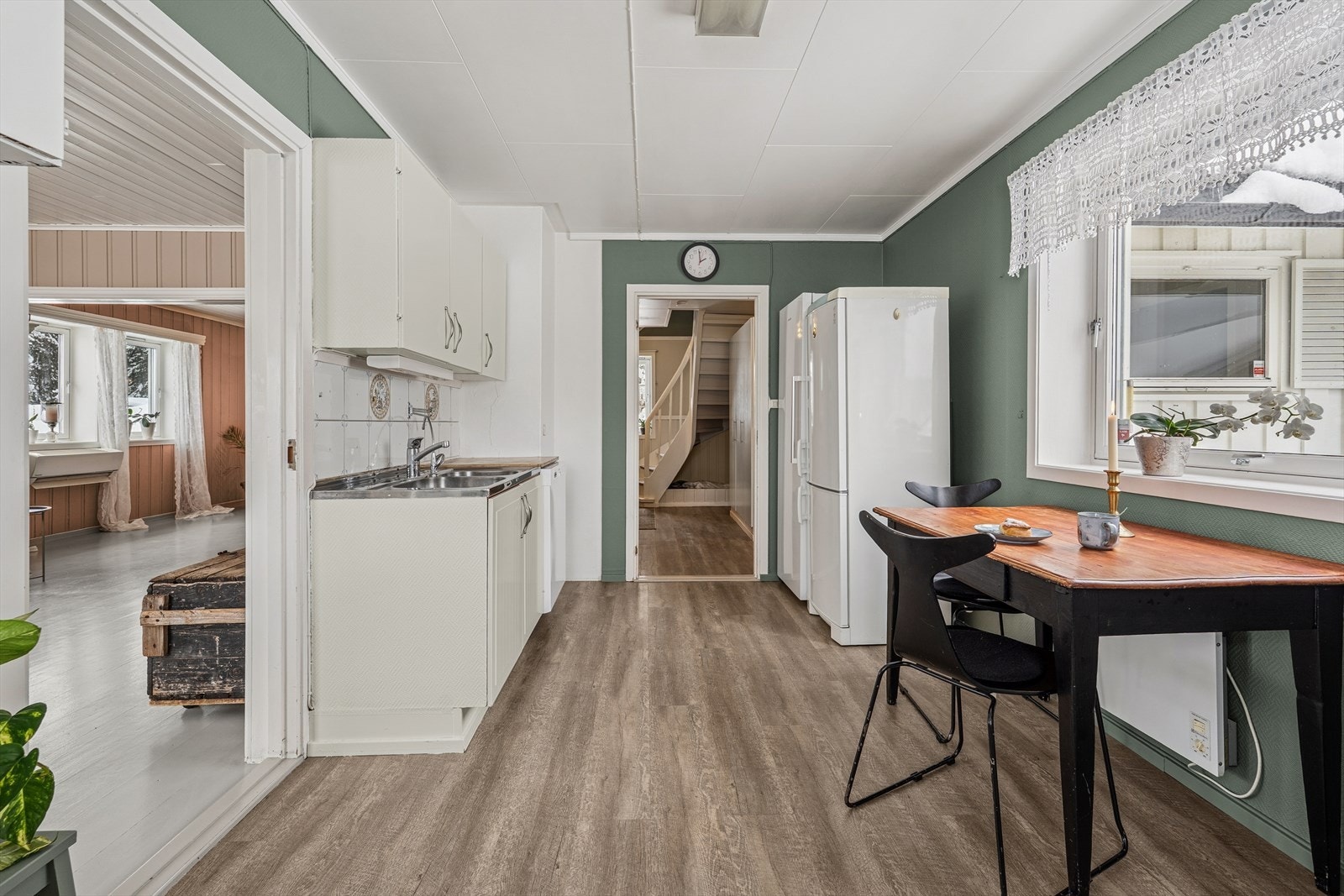 Kjøkkenet har plass til et mindre spisebord ved vinduet. Galleribilde