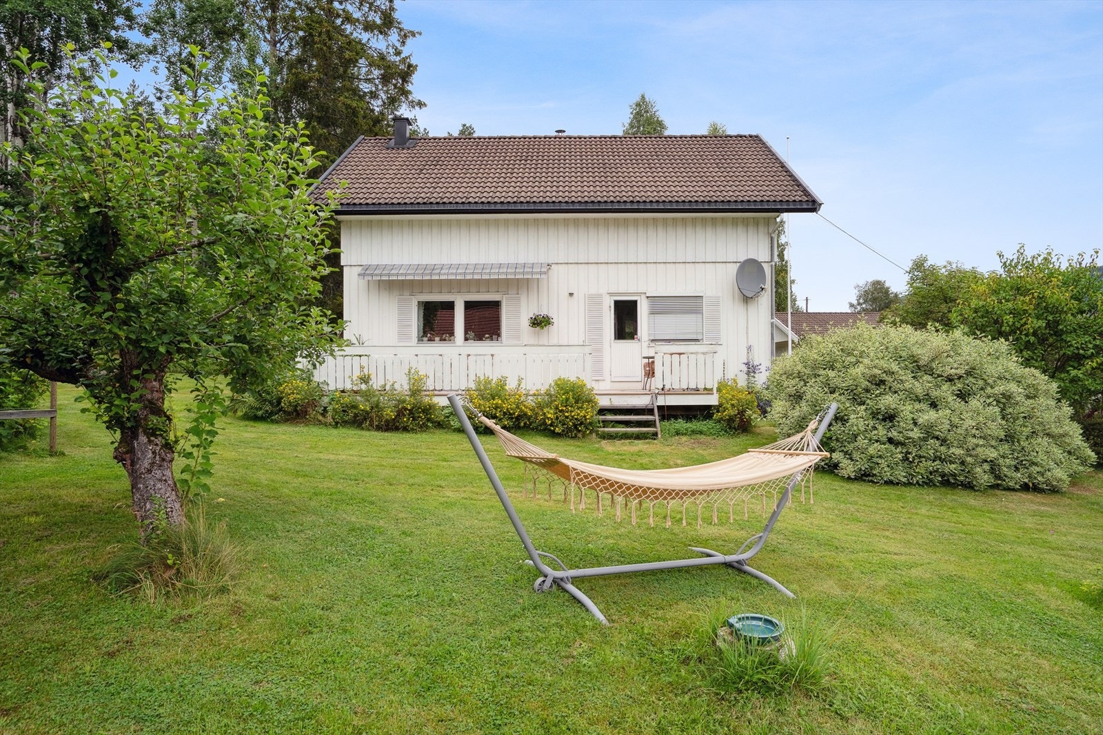 Her bor du i et barnevennlig og populært område med en stor og solrik tomt. Galleribilde