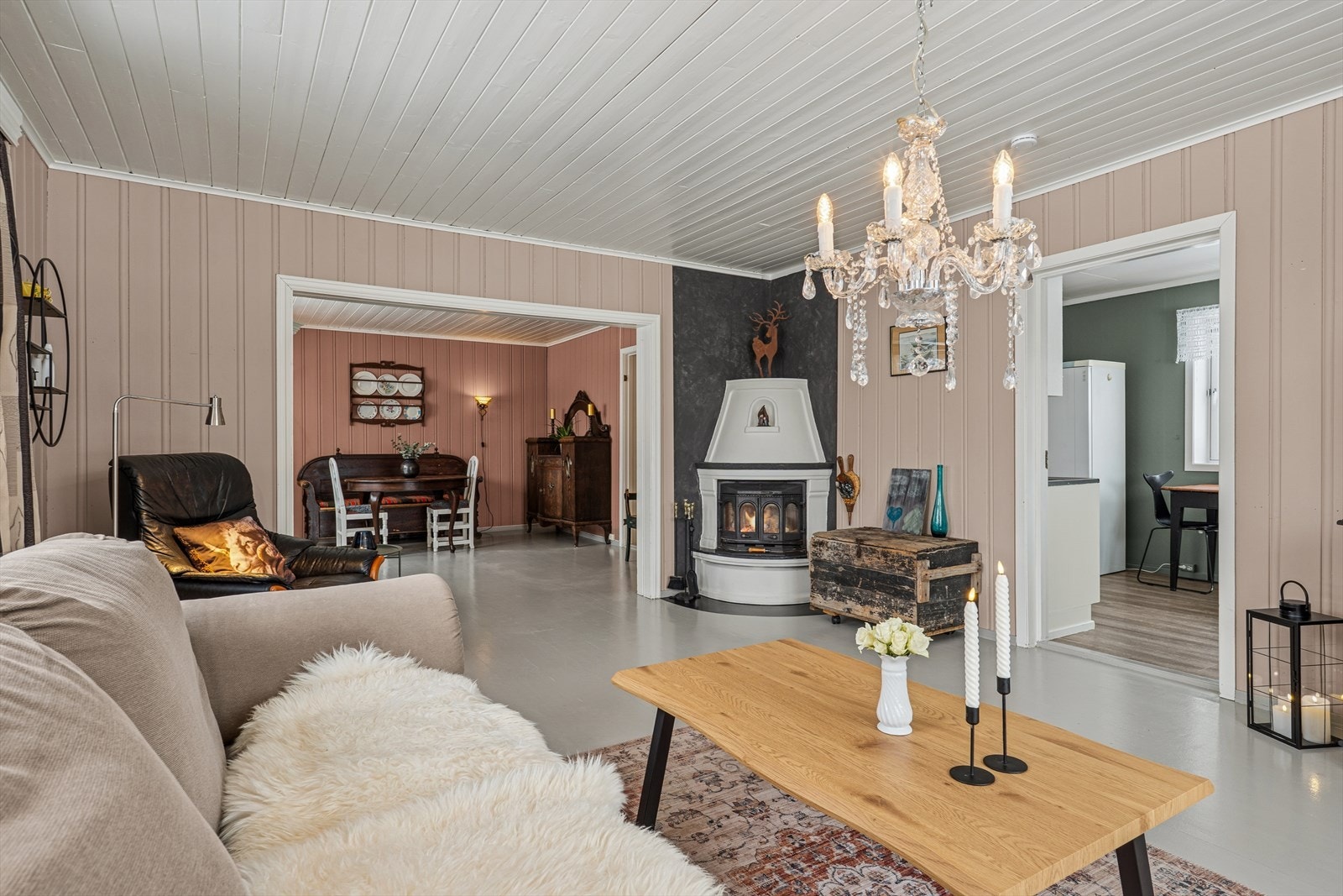 To ildsteder og en Panasonic varmepumpe fra 2014 sørger for god varme og atmosfære. Galleribilde