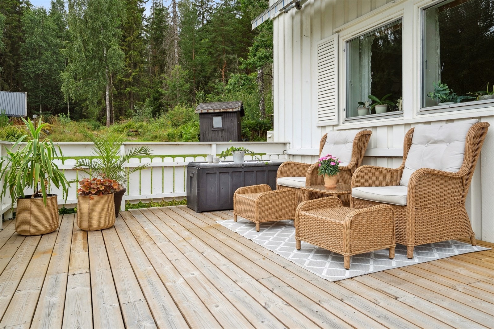 Verandaen har nytt gulv fra 2023 og god plass til en sittegruppe. Galleribilde