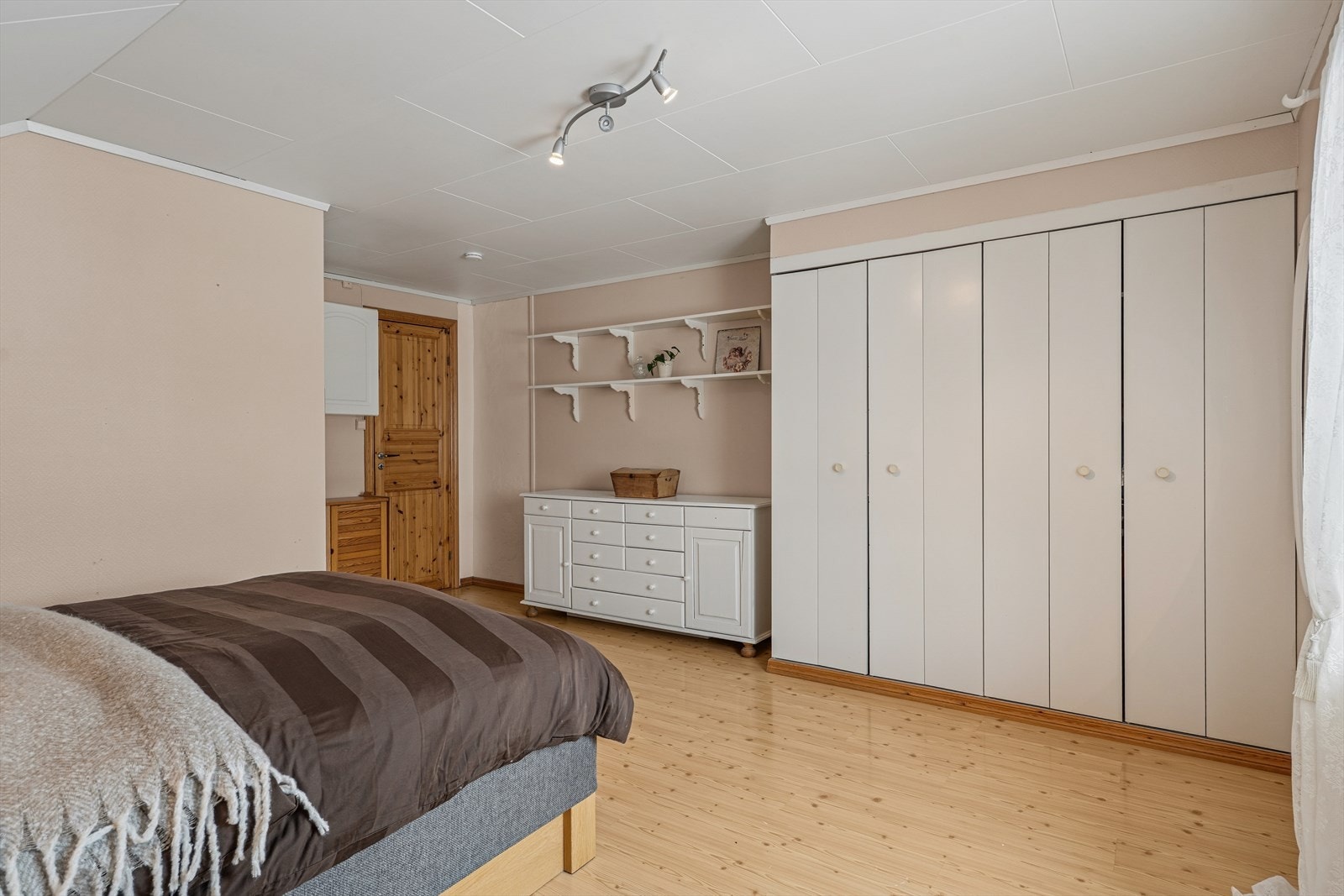 Ellers har hovedsoverommet godt med oppbevaringsplass i innebygd skapløsning. Galleribilde