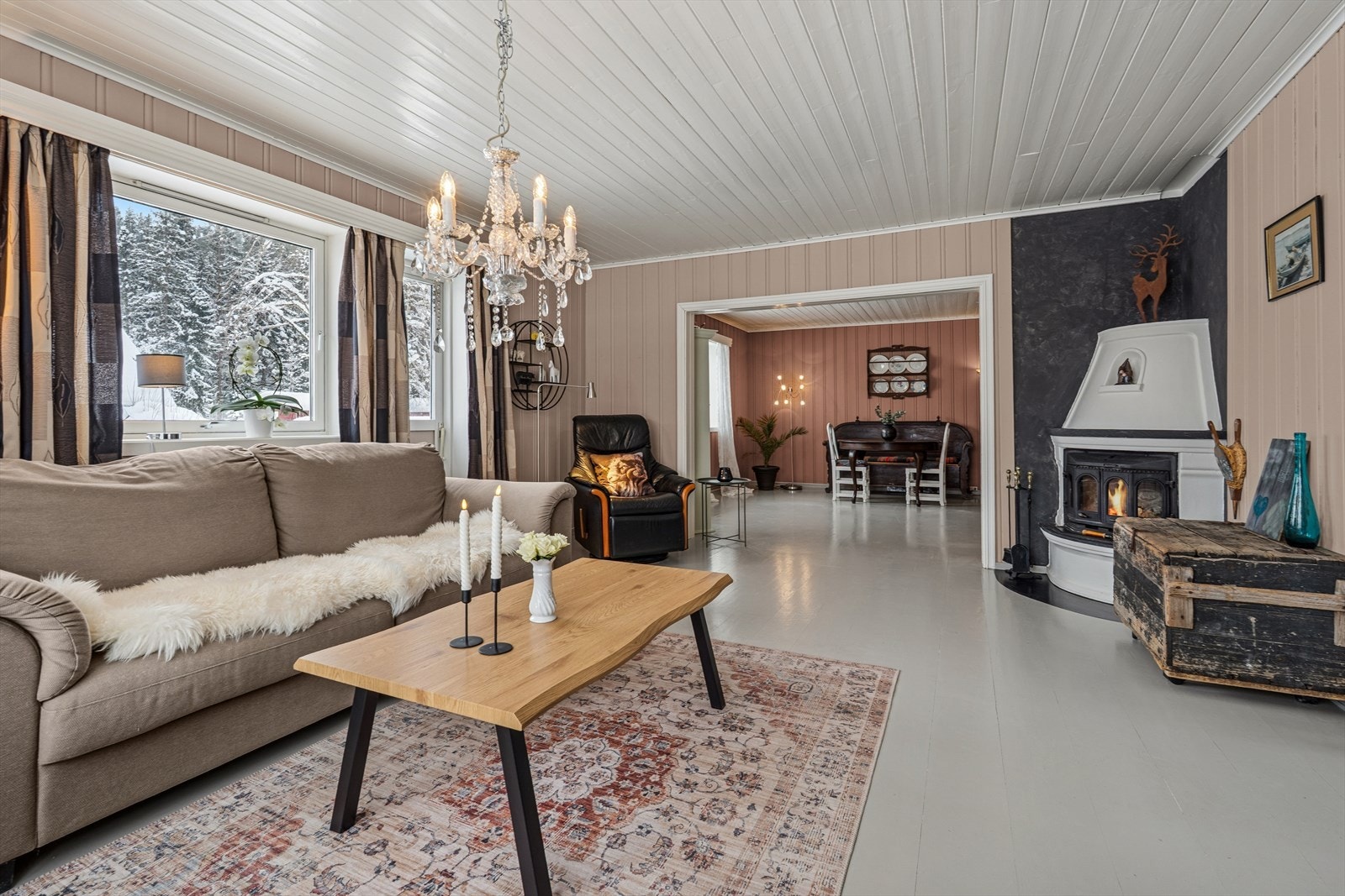 Stuen er et sosialt og romslig oppholdsrom med åpen løsning mot spisestuen. Galleribilde