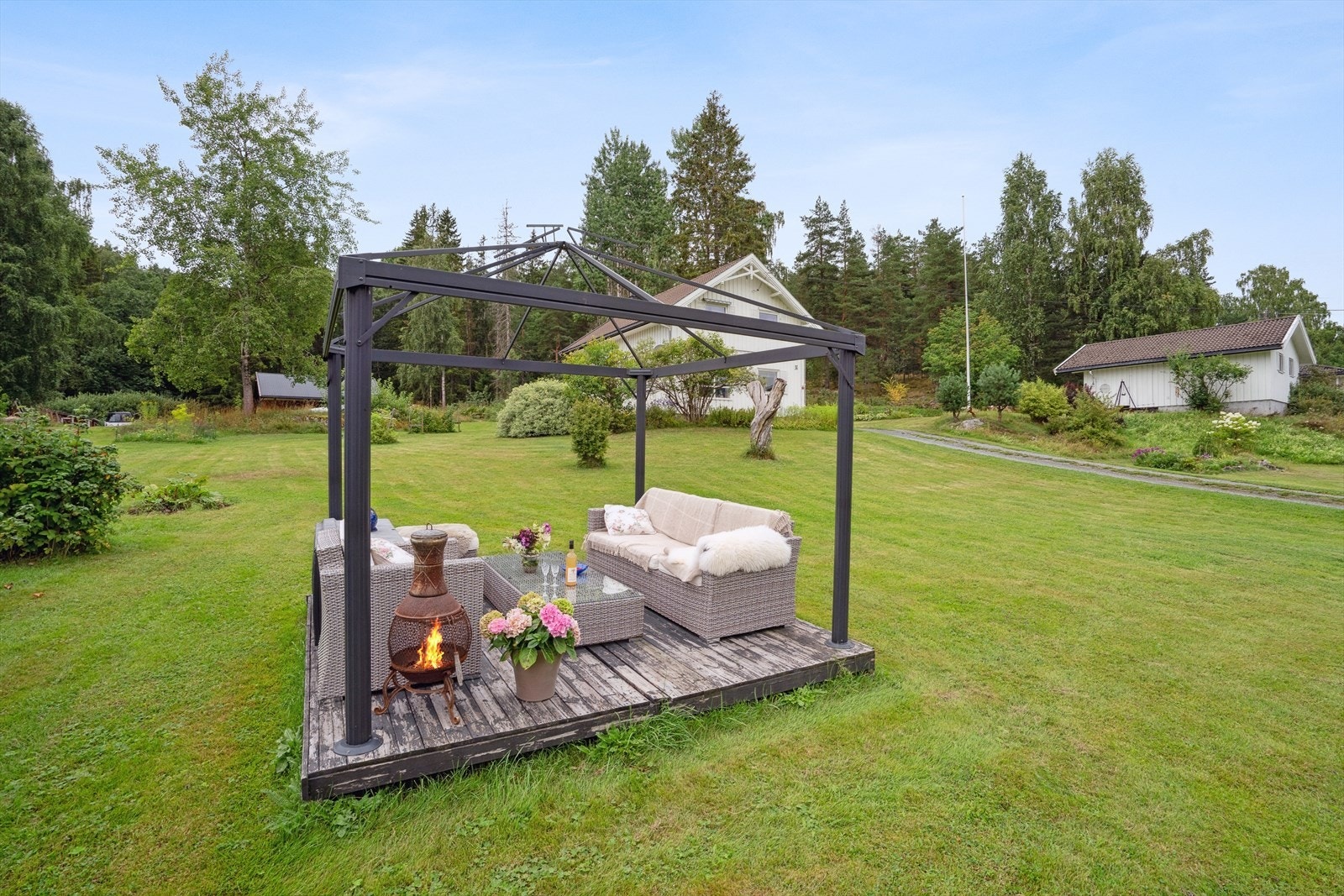 Den store tomten gir rikelig med plass for utendørsaktiviteter og sosiale soner. Galleribilde