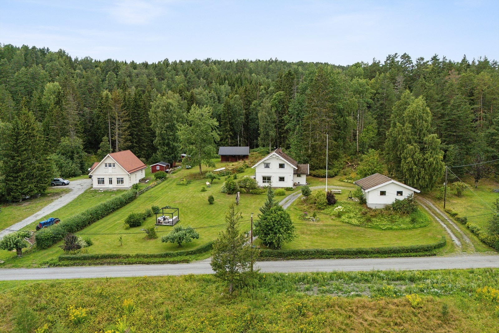 Eiendommen er et lite småbruk med en landlig, men likevel sentral beliggenhet i Skotselv. Galleribilde