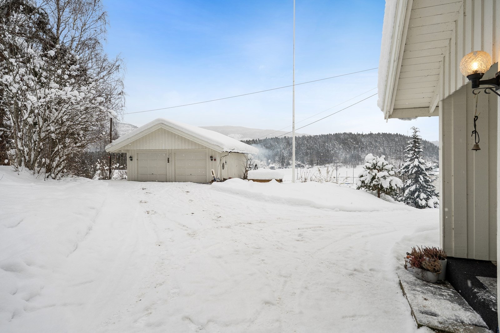 Frittliggende garasje på 47 m² med innlagt strøm og en innvendig bod. Galleribilde