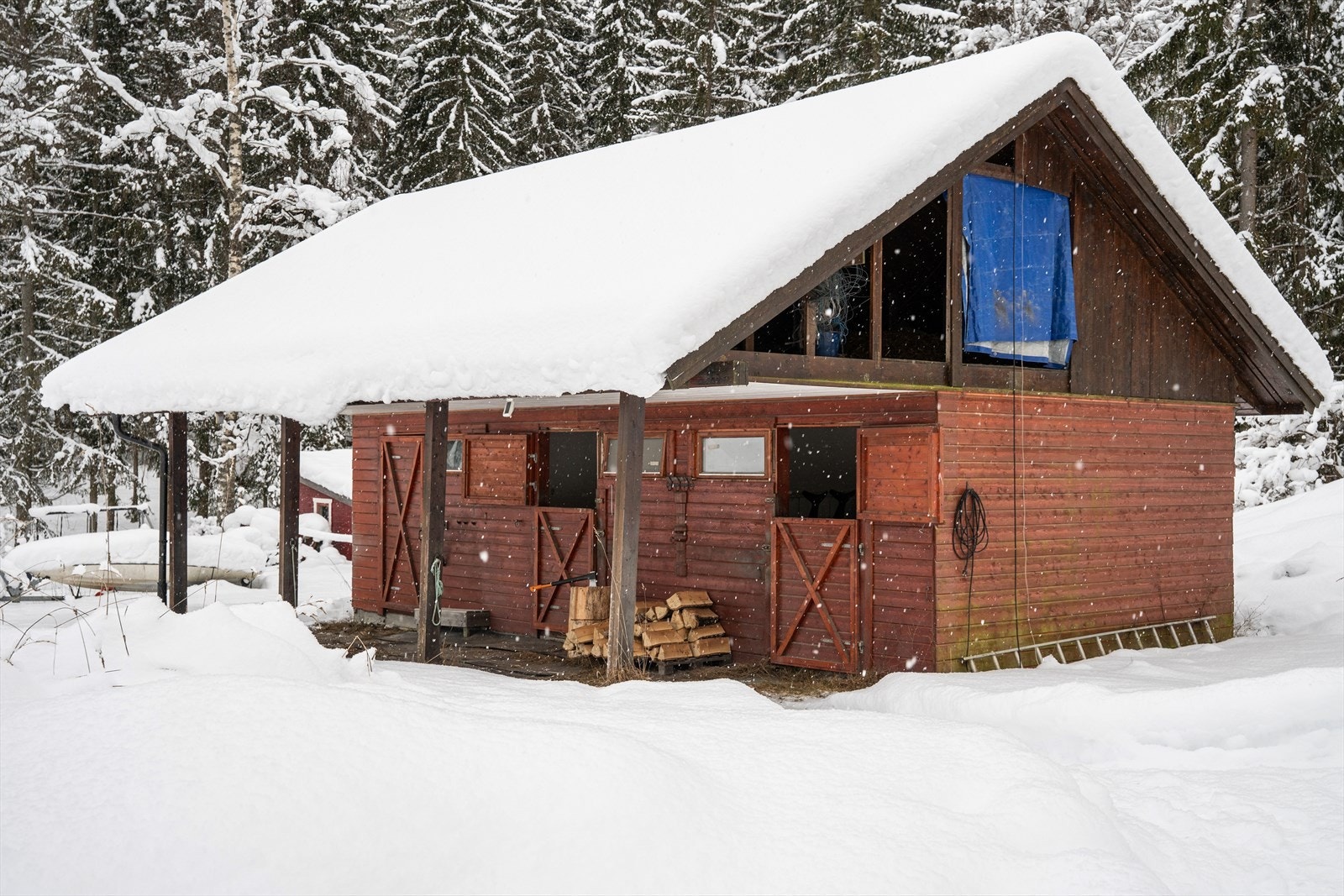 Et separat stall/uthus på 36 m² er innredet med to båser og et forlager. Galleribilde