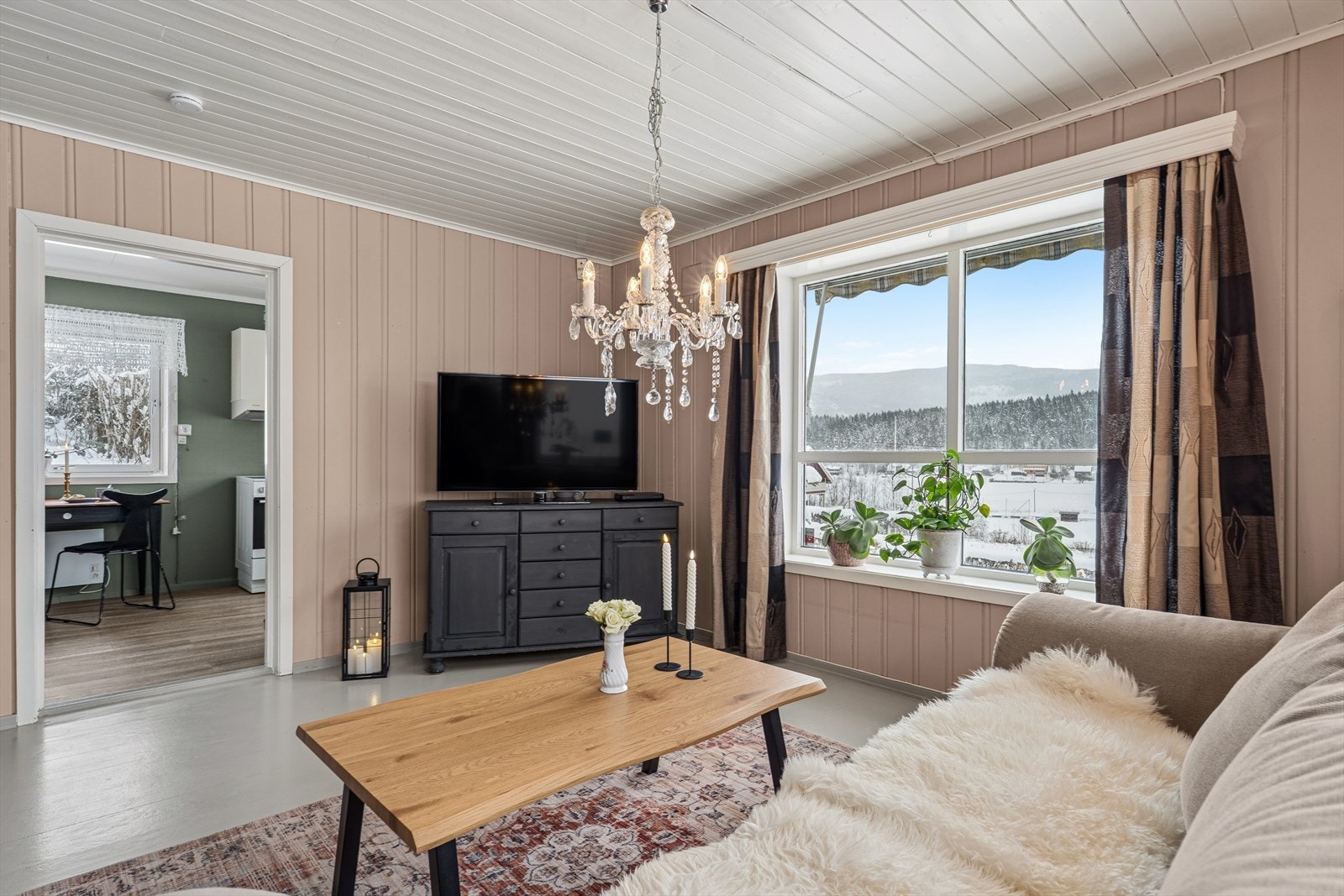 Boligen har en tradisjonell og familievennlig rominndeling med adskilte soner. Galleribilde