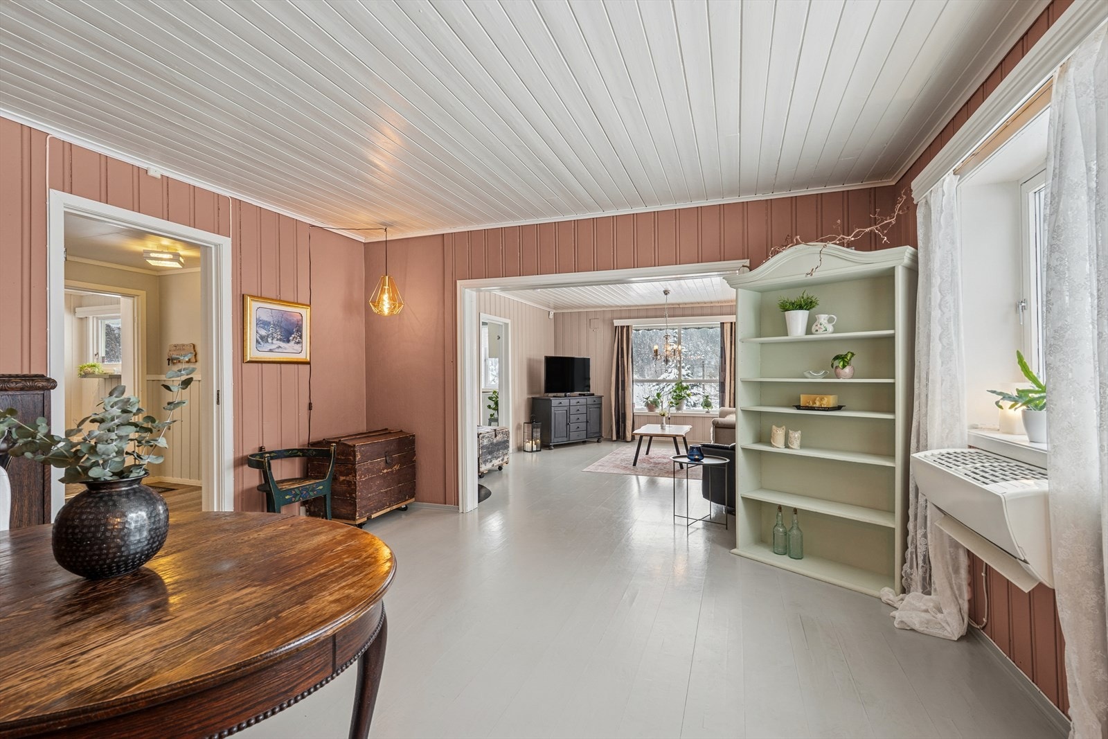 Spisestuen har god plass for sosiale sammenkomster og ligger i åpen forbindelse med stuen. Galleribilde