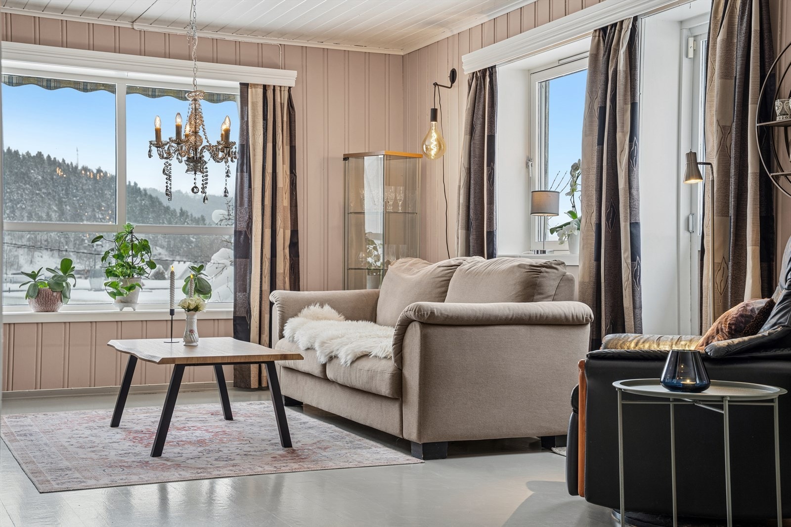 Overflatene i stuen består av malt trepanel på veggene og malte takplater. Galleribilde