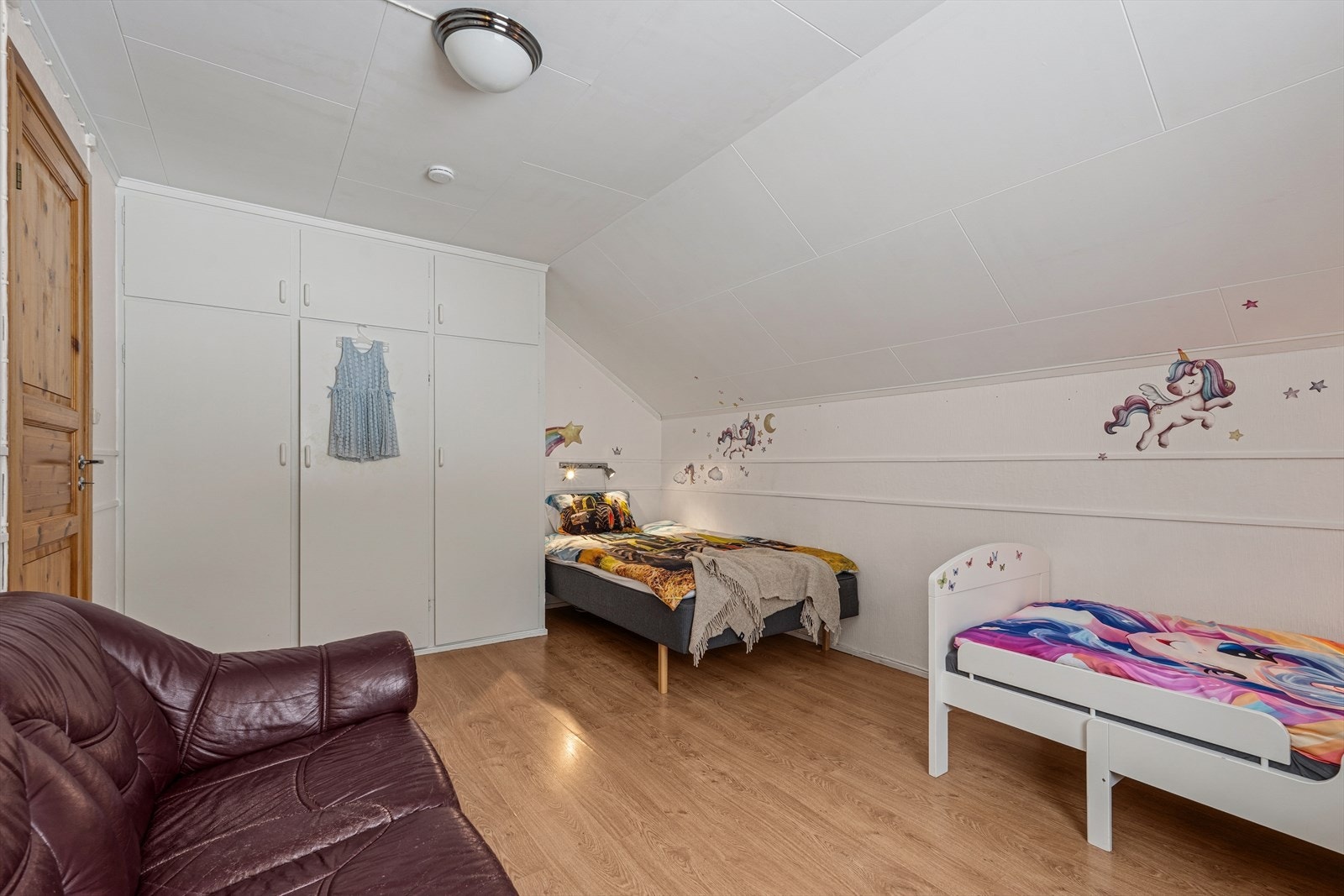 Det andre soverommet er romslig, med god plass til både seng og integrert garderobeløsning. Galleribilde