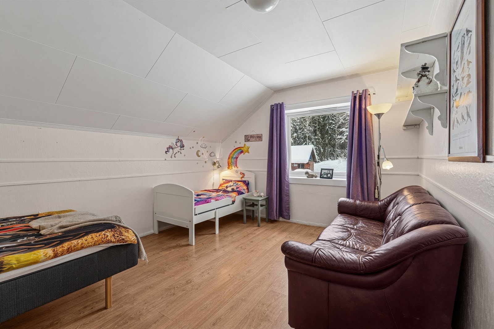 Rommet er lyst og egner seg godt som barnerom, med plass til flere senger. Galleribilde