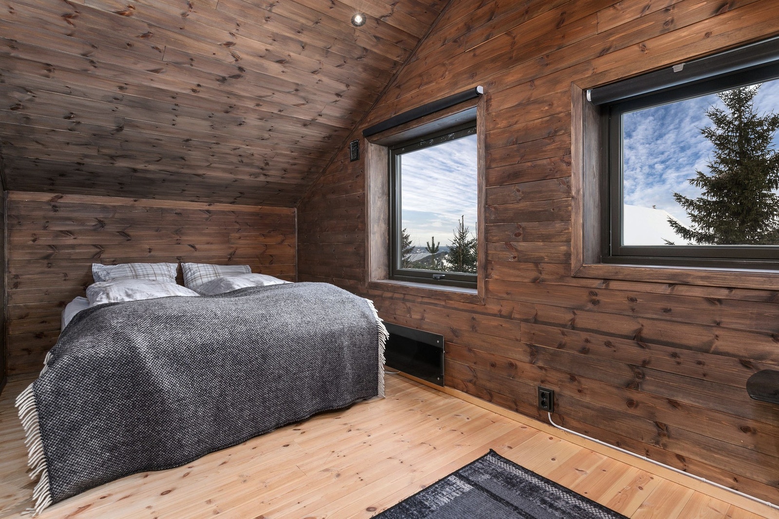 Soverom 4 er avsatt til loftstue iht. godkjente tegninger - dette har ingen praktisk betydning rundt bruken. Har også blitt brukt som egen Tv-stue. Galleribilde