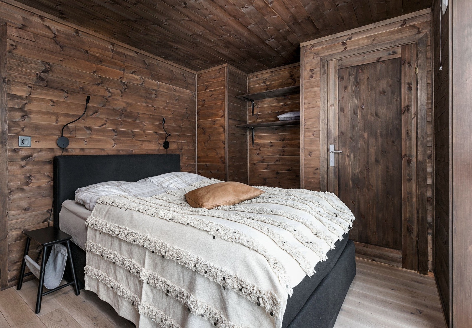 Hovedsoverommet har beiset panel på veggflater og lyspigmentert enstavs parkett på gulv. Galleribilde