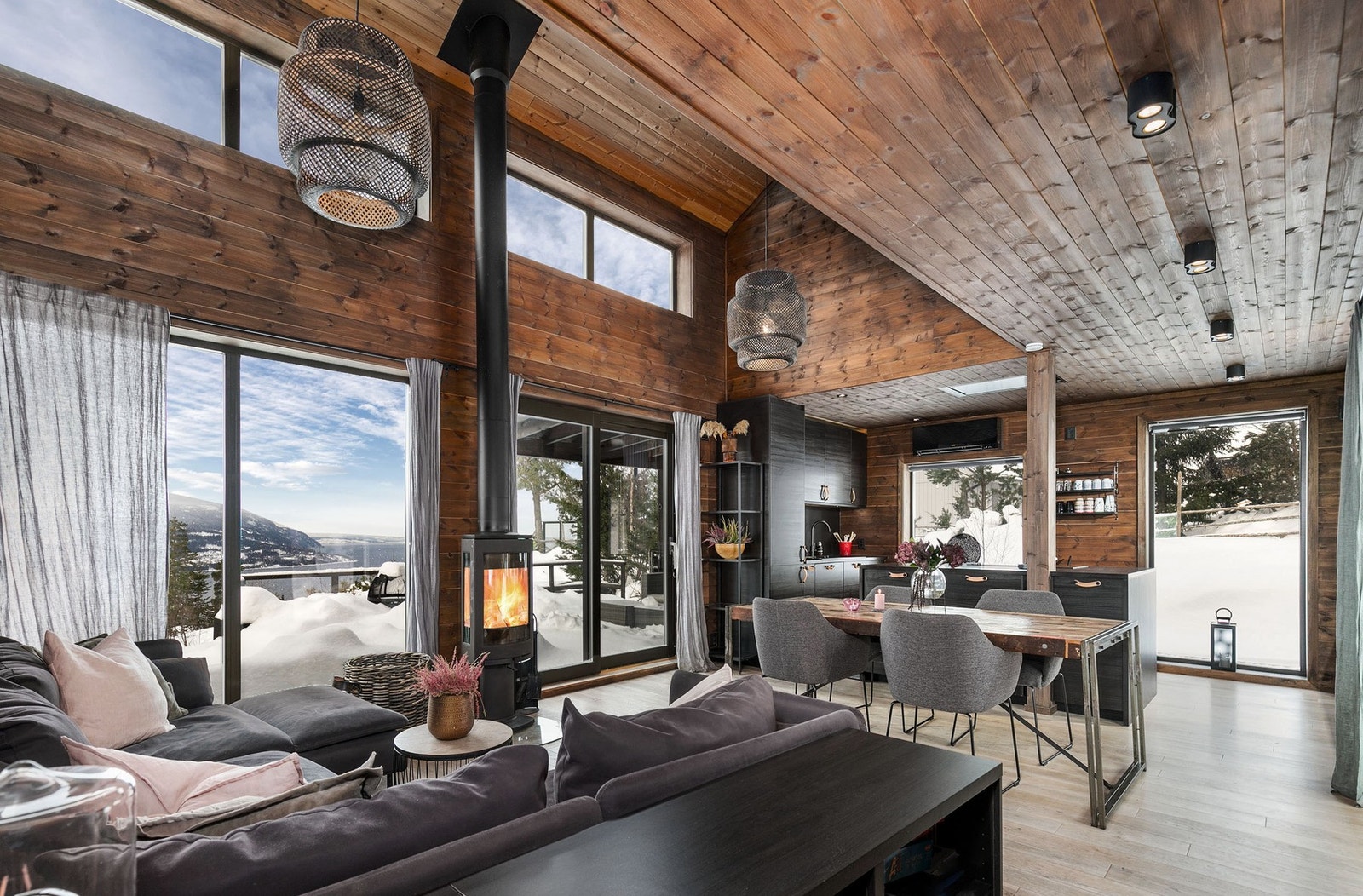 Stuen er et naturlig samlingssted for hele familien med store panoramavinduer som gir nydelig utsikt mot det naturskjønne landskapet. Galleribilde