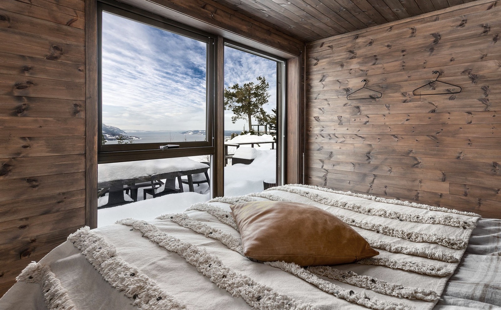 Hovedsoverommet i 1.etasje fremstår som meget innbydende. De store vinduene slipper inn rikelig med lys og gir en nydelig utsikt over Mjøsa. Galleribilde