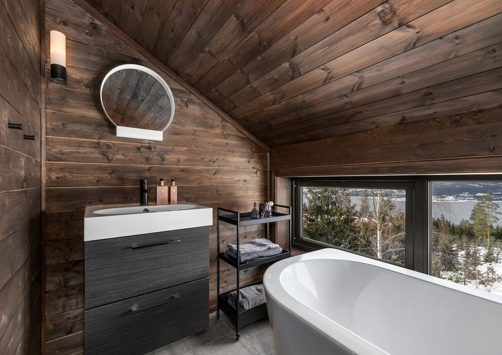 Smakfullt hovedbad i 2.etasje med delikate fliser på gulv med gulvvarme og beiset panel på veggflater. Innredningen består av stilrent baderomsmøblement med 2 skuffer, speil, samt frittstående toalett. Galleribilde