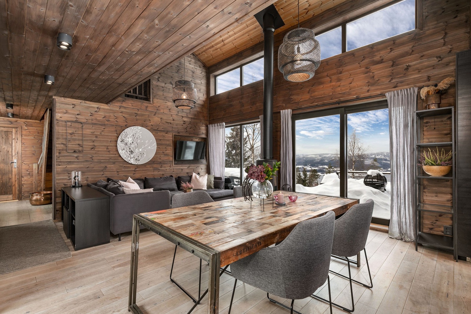 Spisestuen ligger i forkant av kjøkkenet og innbyr til hyggelige måltider med familie og gode venner. Galleribilde