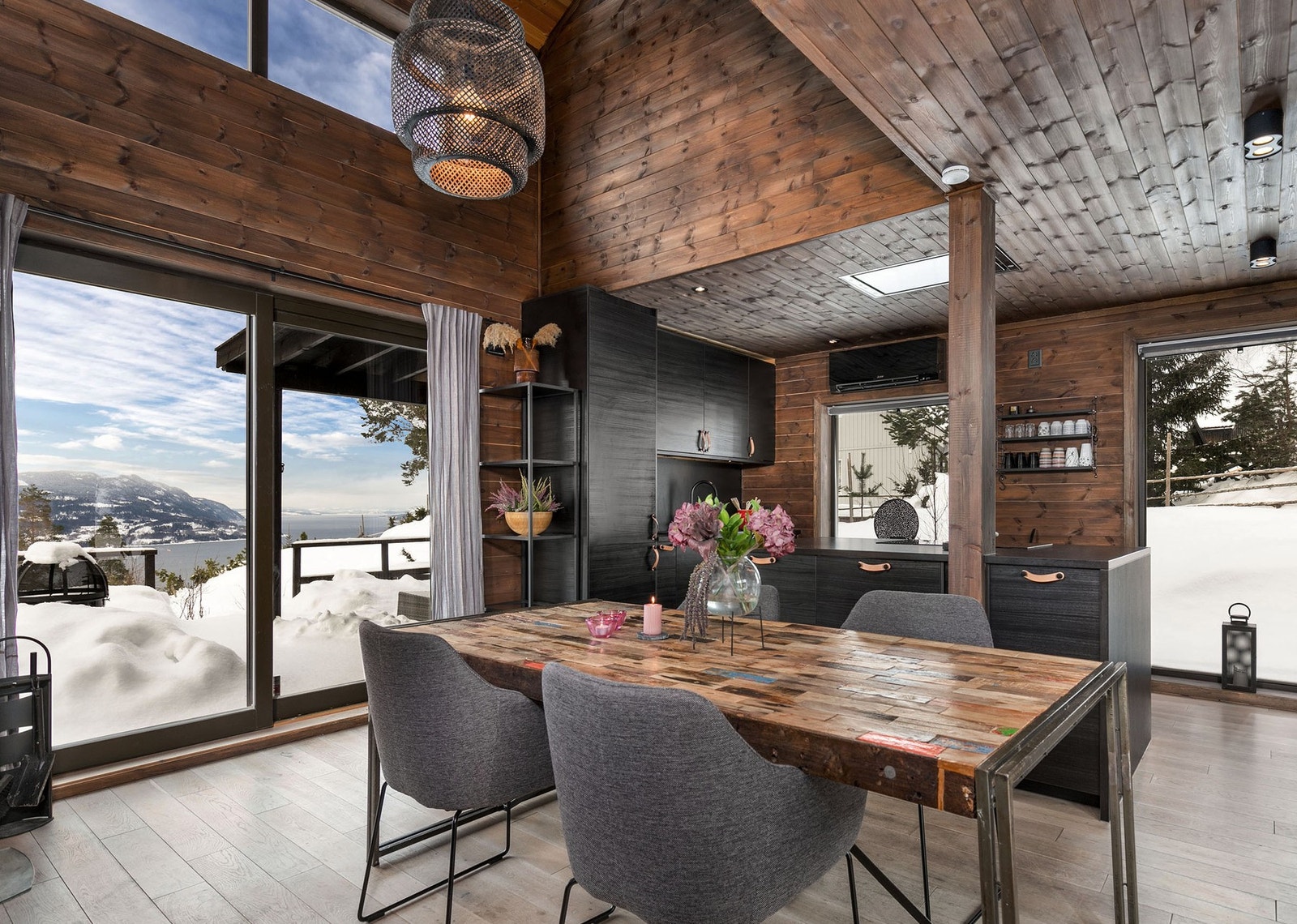 En anledning av de sjeldne! Moderne fritidsbolig fra norske Rindalshytter, oppført i 2018. Galleribilde