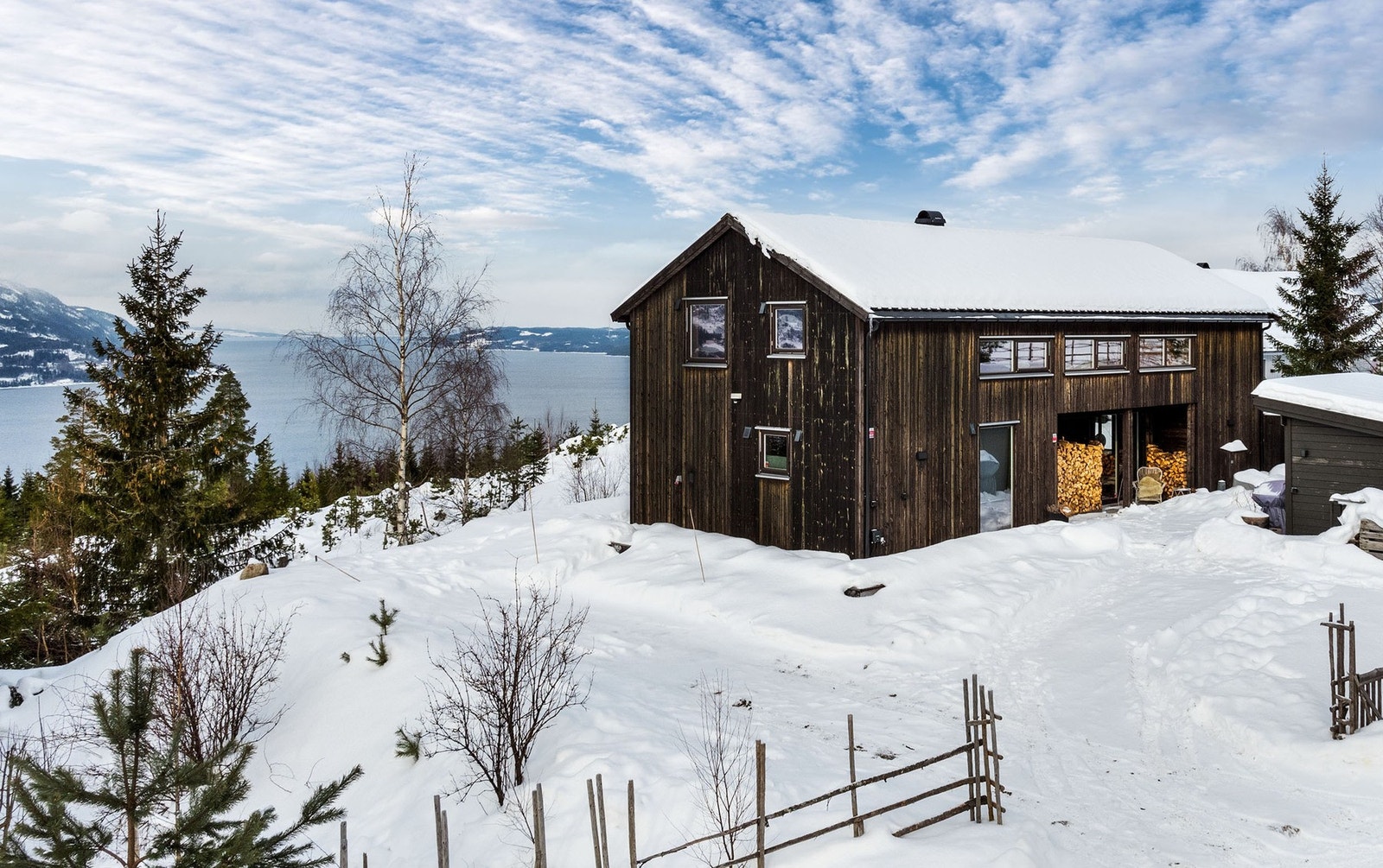 Eiendommen har en attraktiv beliggenhet i et idyllisk og naturskjønt område på populære Mjøsli, med direkte grense mot marka og flotte turmuligheter rett utenfor døren. Galleribilde
