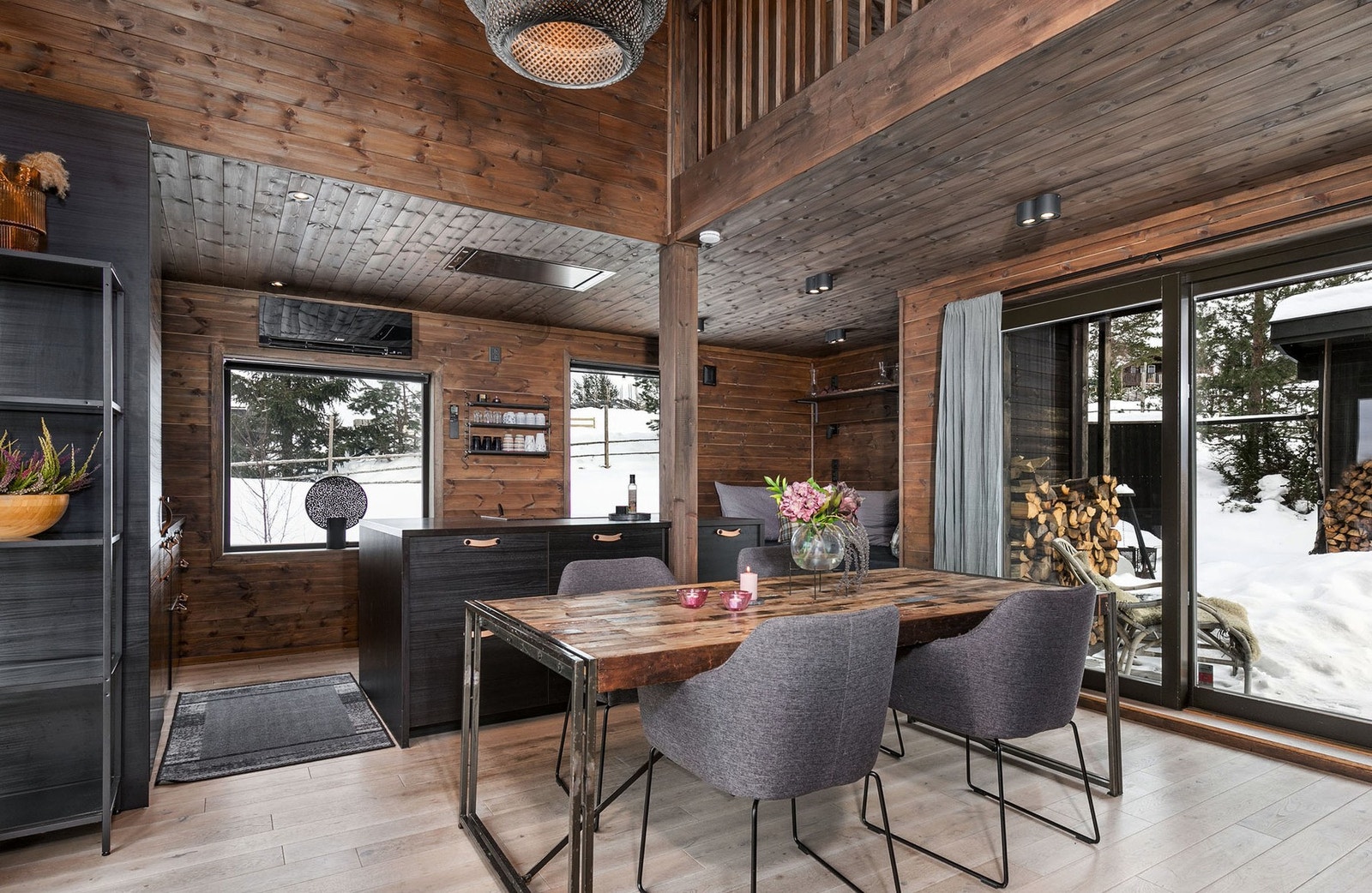 Skyvedører på hver side av rommet fører ut til en stor og solrik terrasse på hele 140 kvm, som strekker seg fra syd til vest rundt tre sider av fritidsboligen - et perfekt sted for avslapning, måltider og hyggelige kvelder. Galleribilde