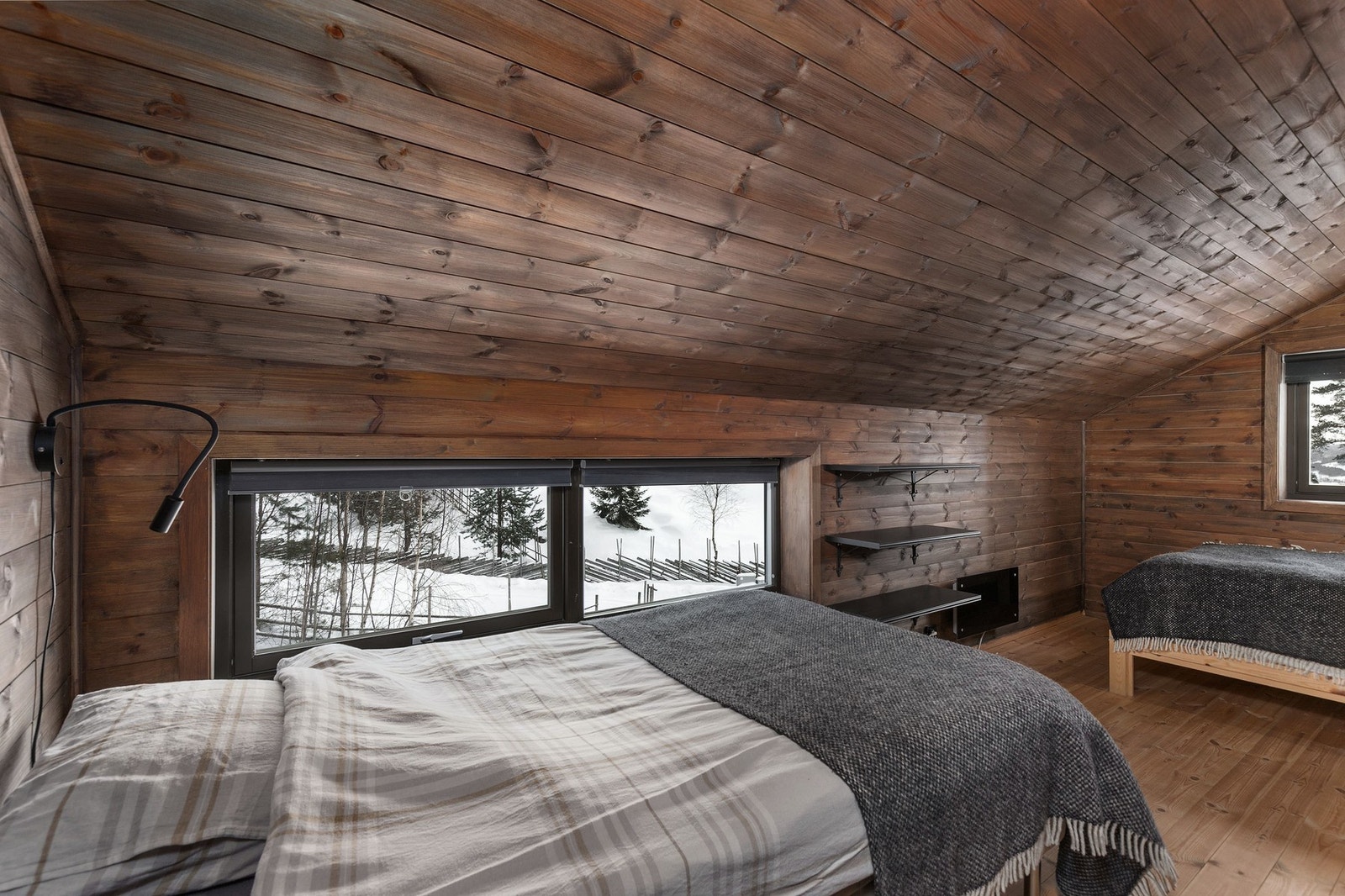 Soverom 3 har beiset panel på veggflater, heltre gulv og sjarmerende skråtak. Plass til en dobbeltseng og en enkeltseng. Galleribilde