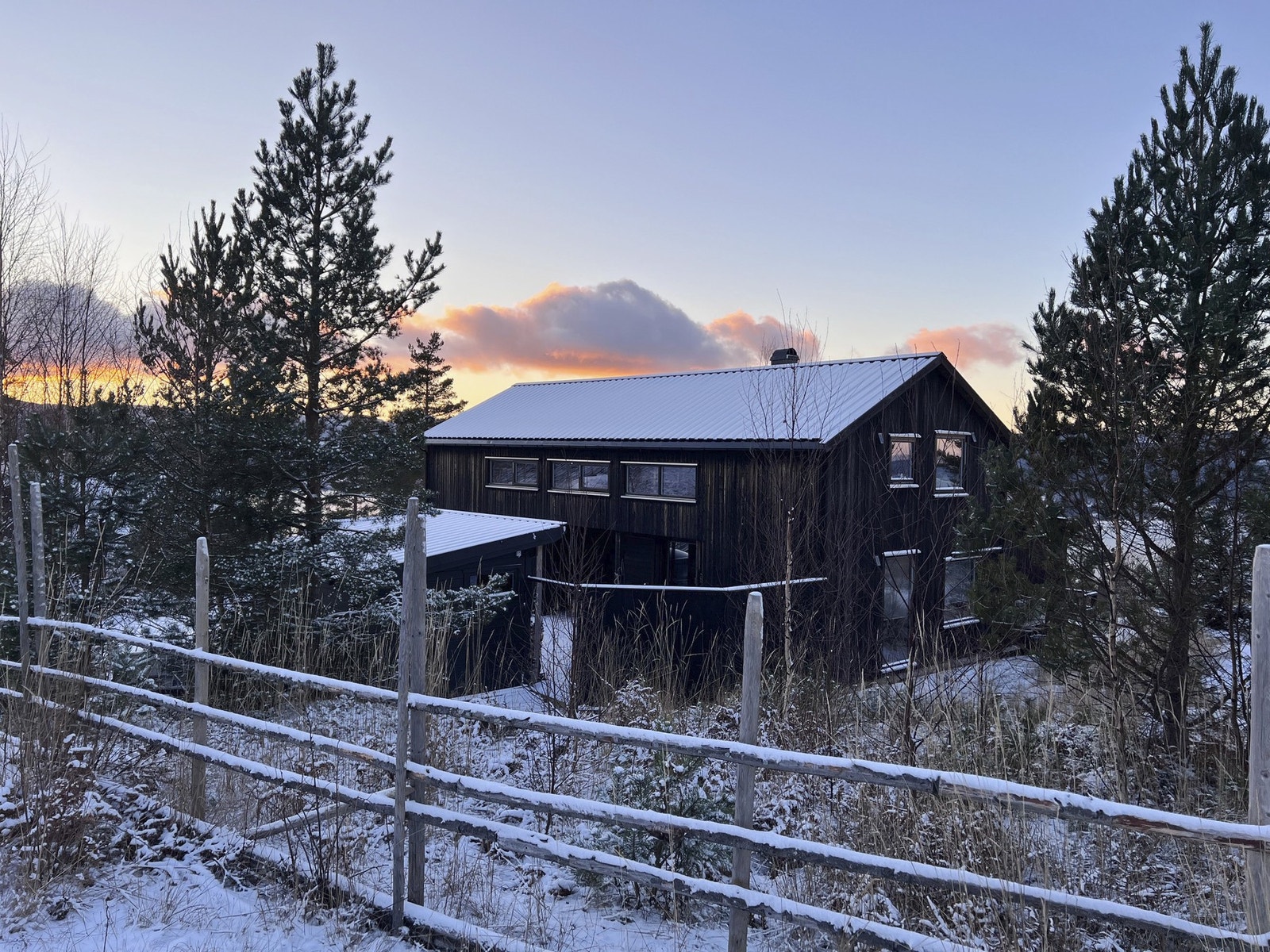 Det er satt opp skigardlignende gjerde som rammer inn eiendommen. Galleribilde