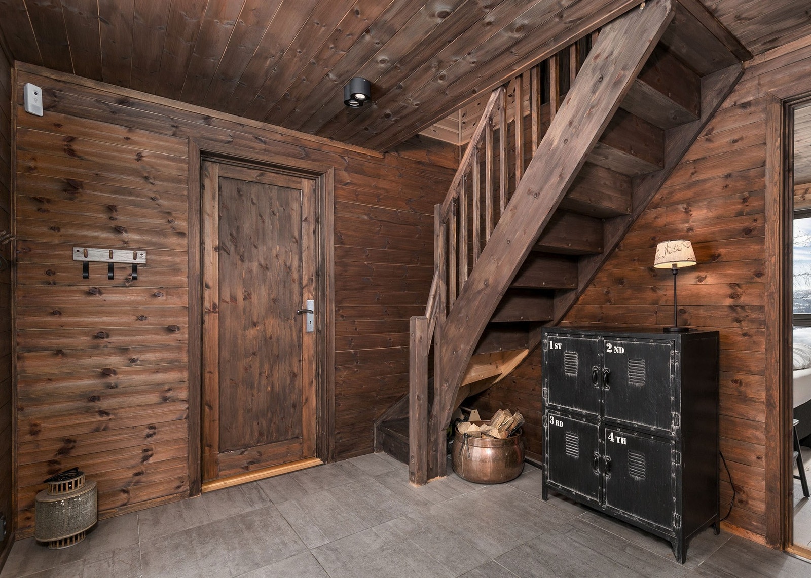 Vegger og himling er i beiset panel, som gir en lun og helhetlig atmosfære. Galleribilde